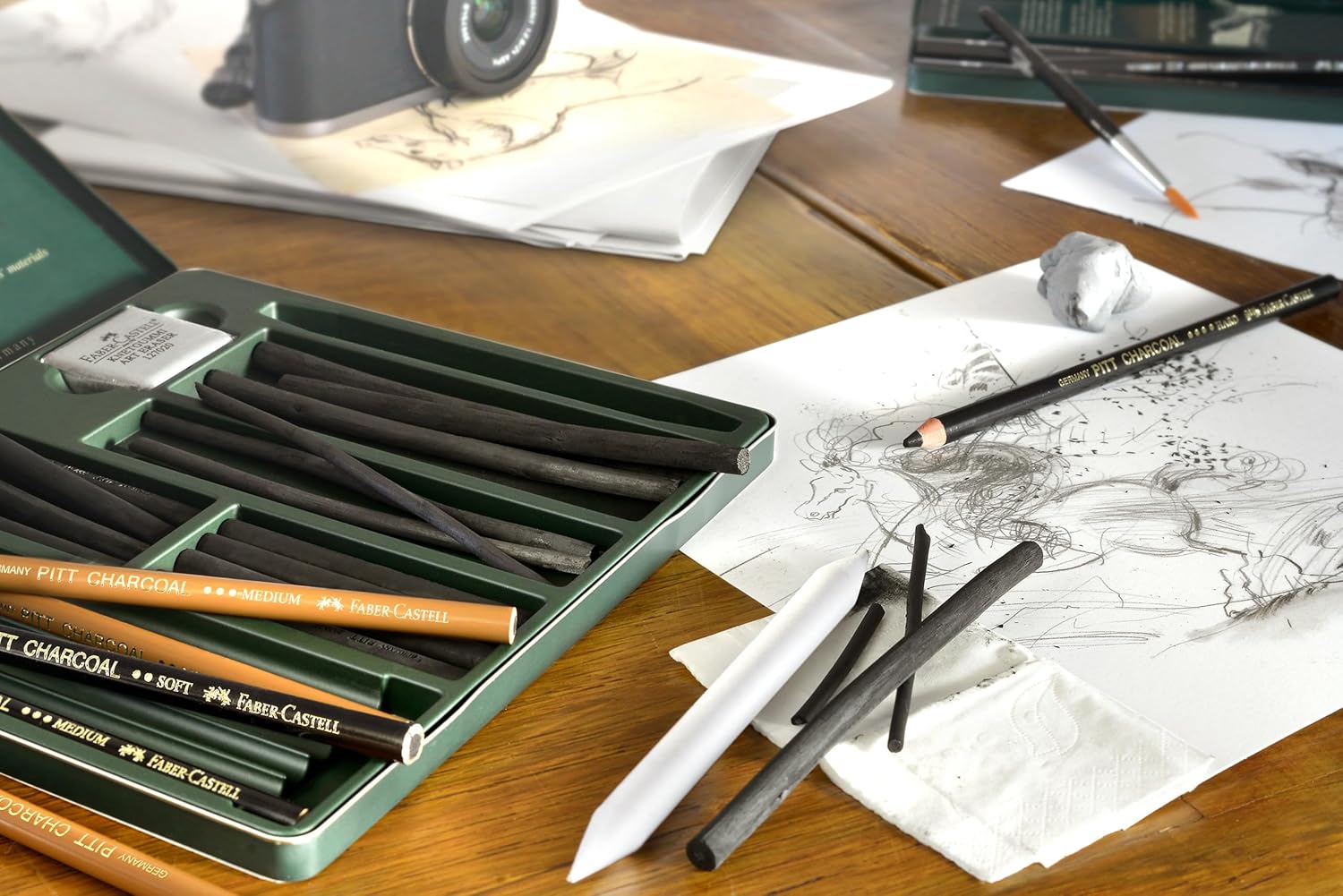 Detalle 2 de Faber-Castell Pitt Charcoal Set x 24: A practical starter kit for expressive charcoal drawing