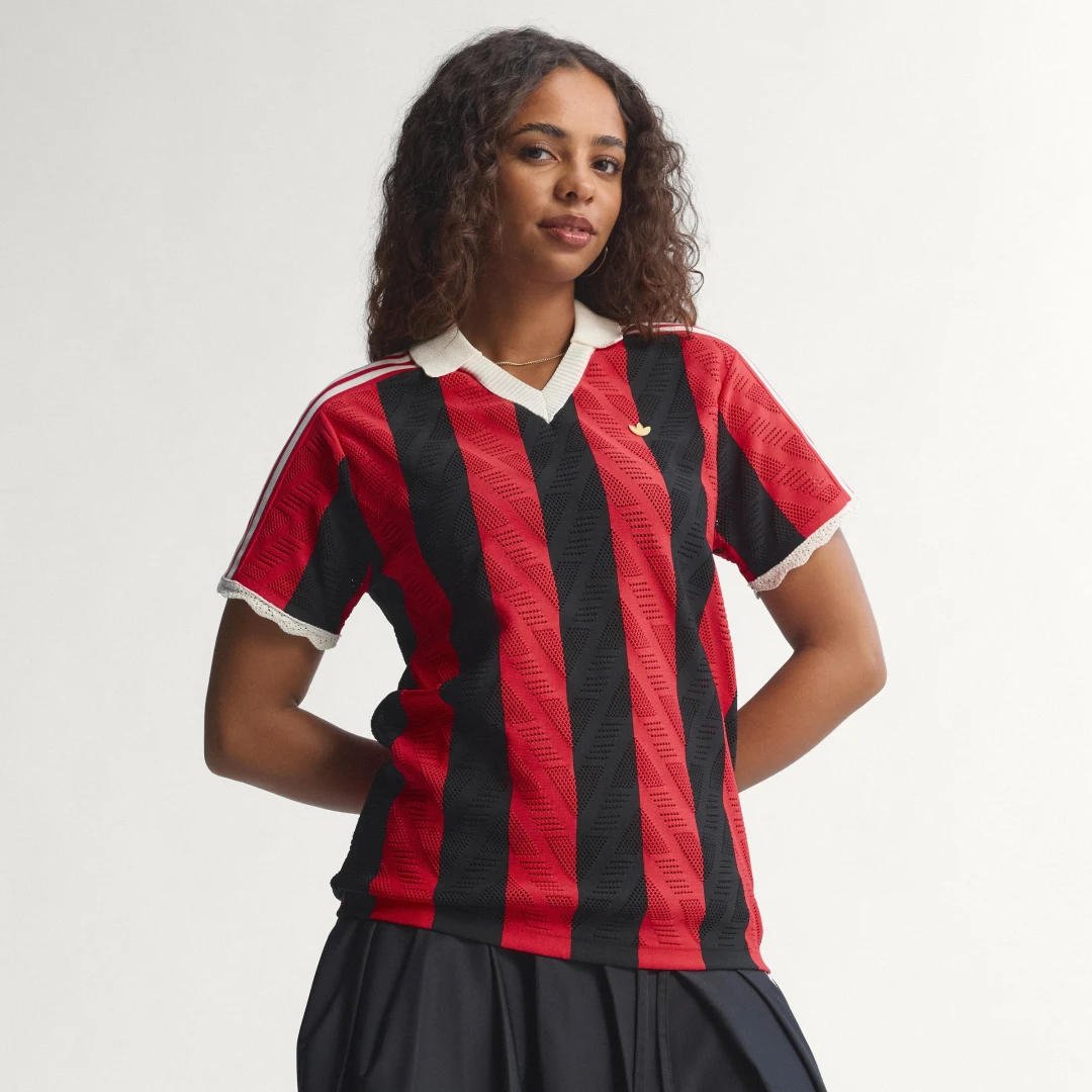 Detalle de Polo de Manga Corta Adidas, color Rojo – versátil para sport y casual