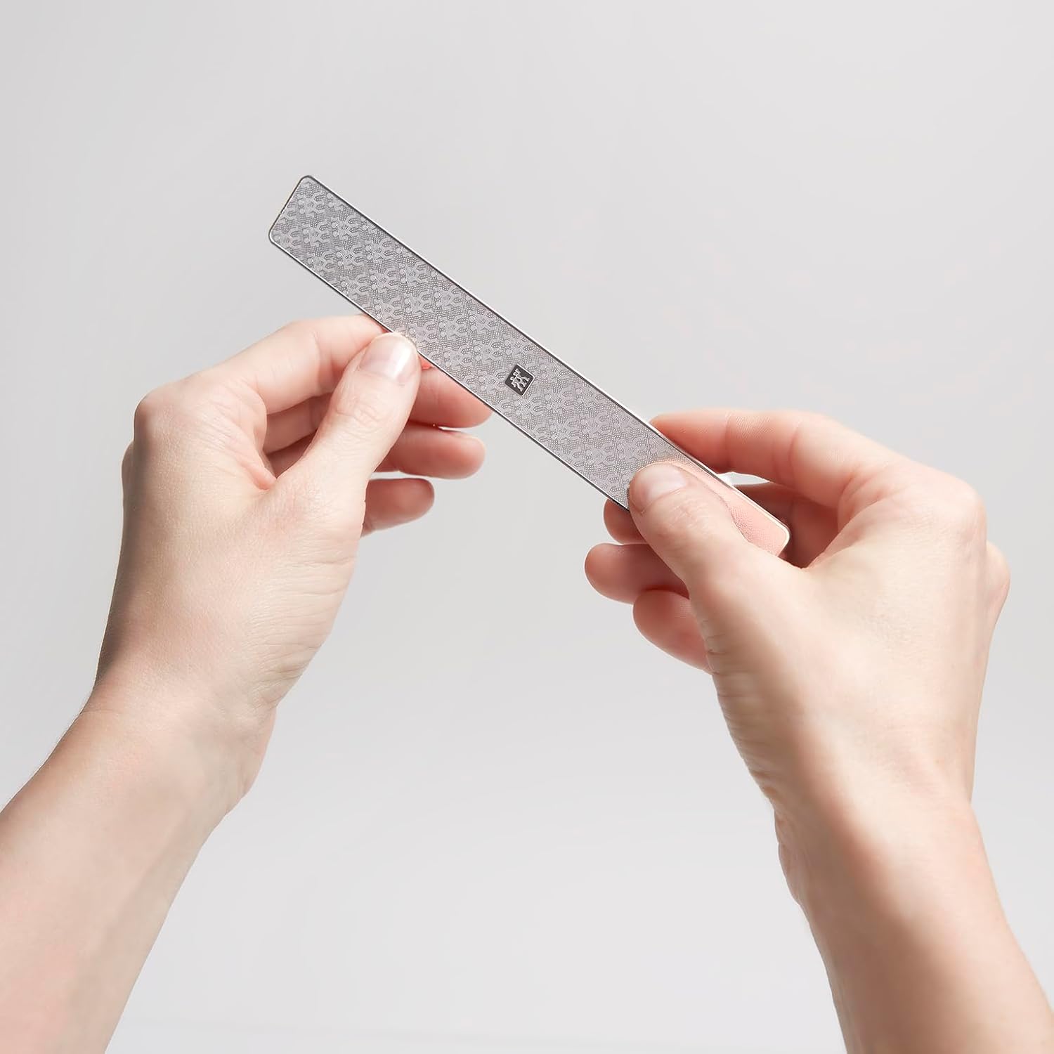 Detalle de ZWILLING Edelstahl Nagelfeile – Exklusives Design, grob- und fein körnige Feilenflächen, 140 mm, Silber