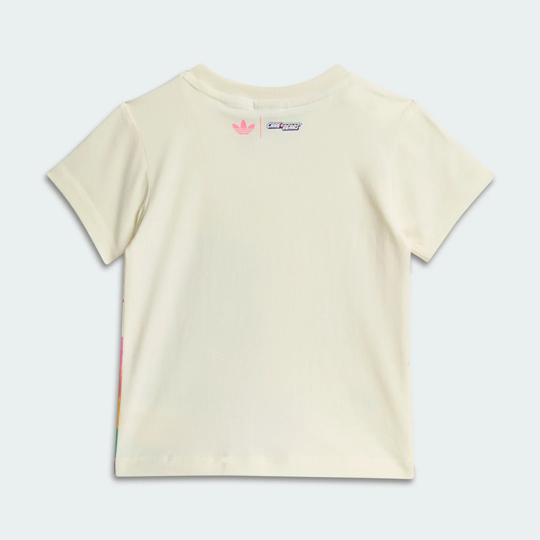 Detalle de Conjunto Adidas Care Bears: Camiseta y pantalón corto en blanco