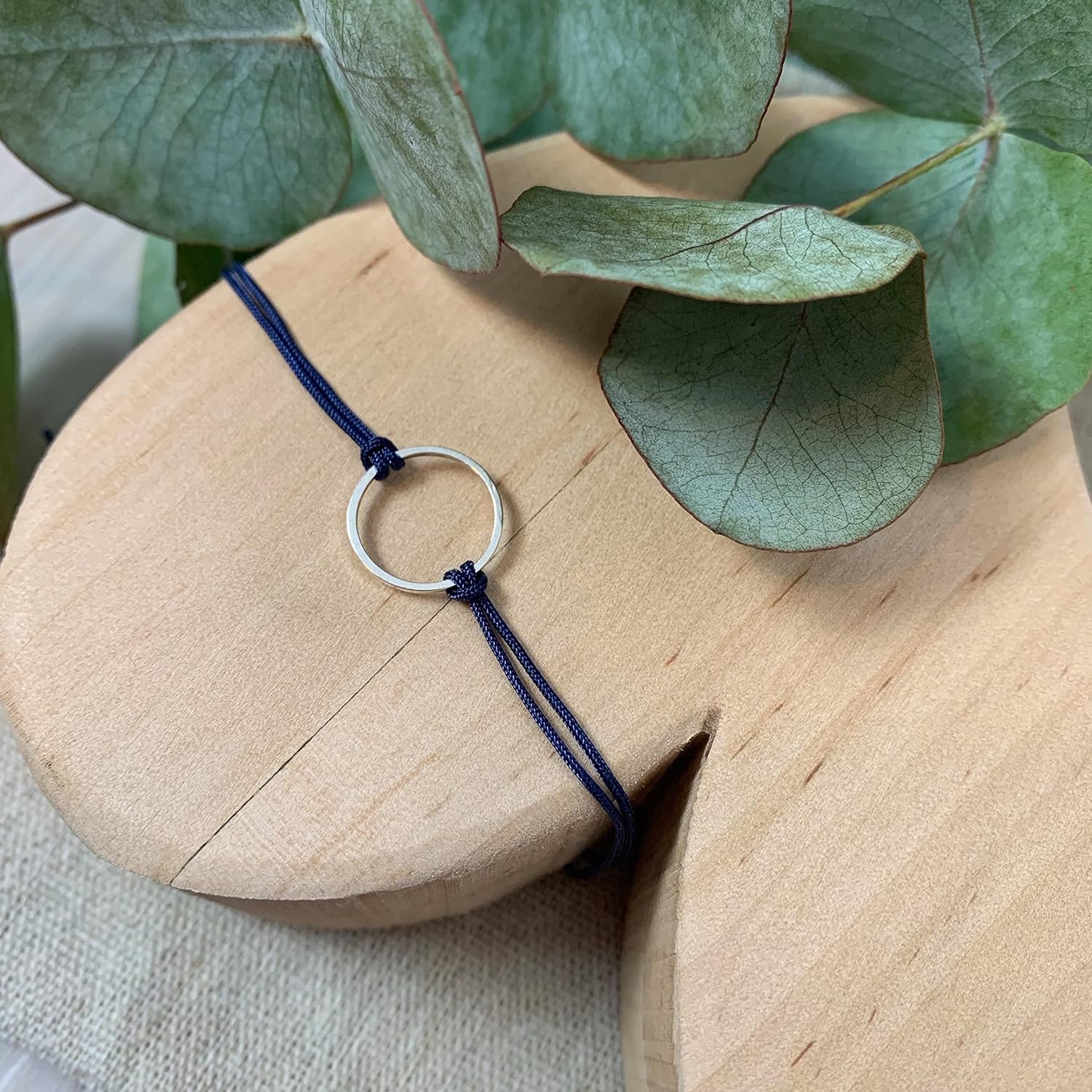 Detalle de Selfmade Jewelry Damen-Armband „Kreis“ in Silber – größenverstellbares Makramee-Armbändchen inkl. Geschenkverpackung