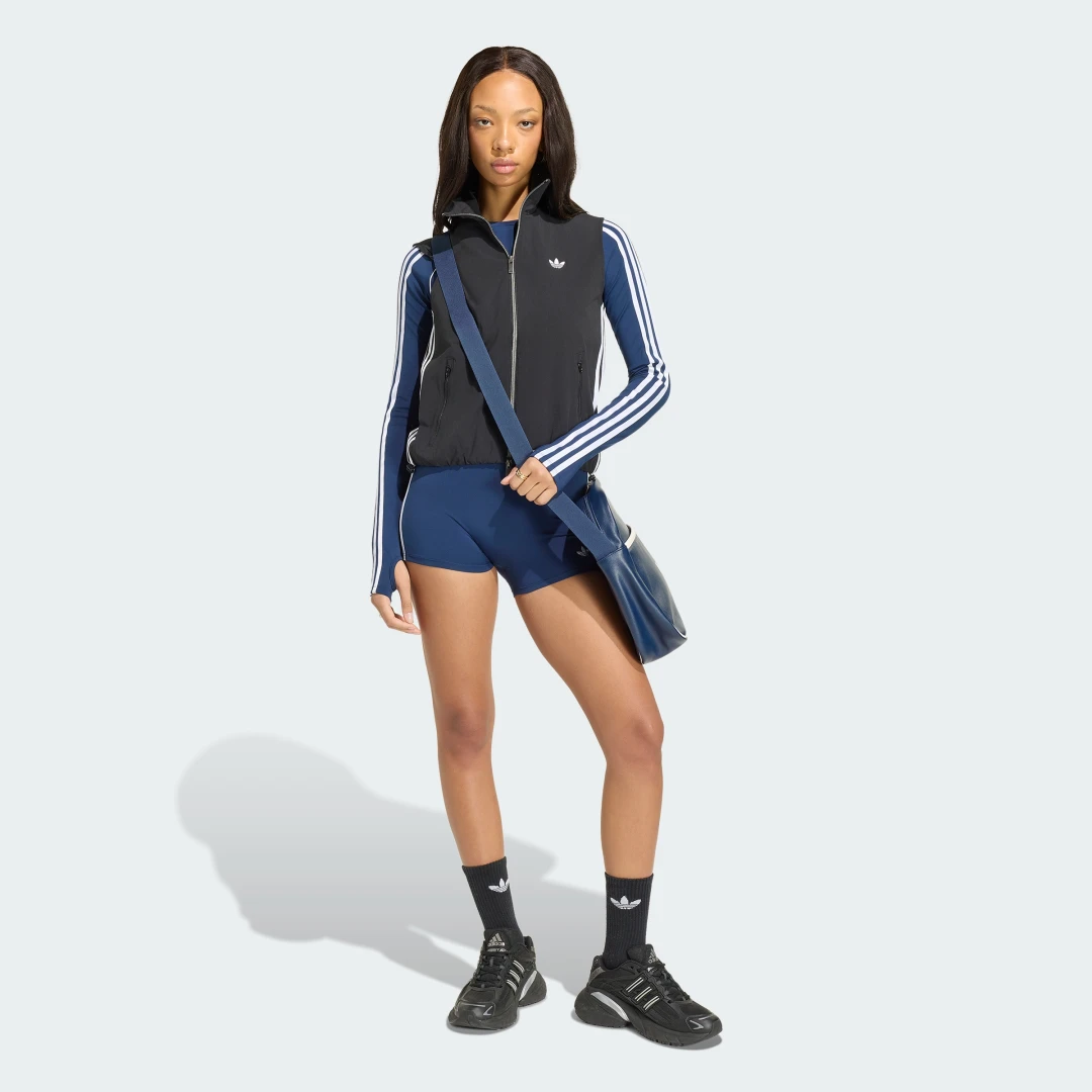 Detalle de SUDADERA SIN MANGAS ADILENIUM 5.0 de Adidas: comodidad en capas ligeras