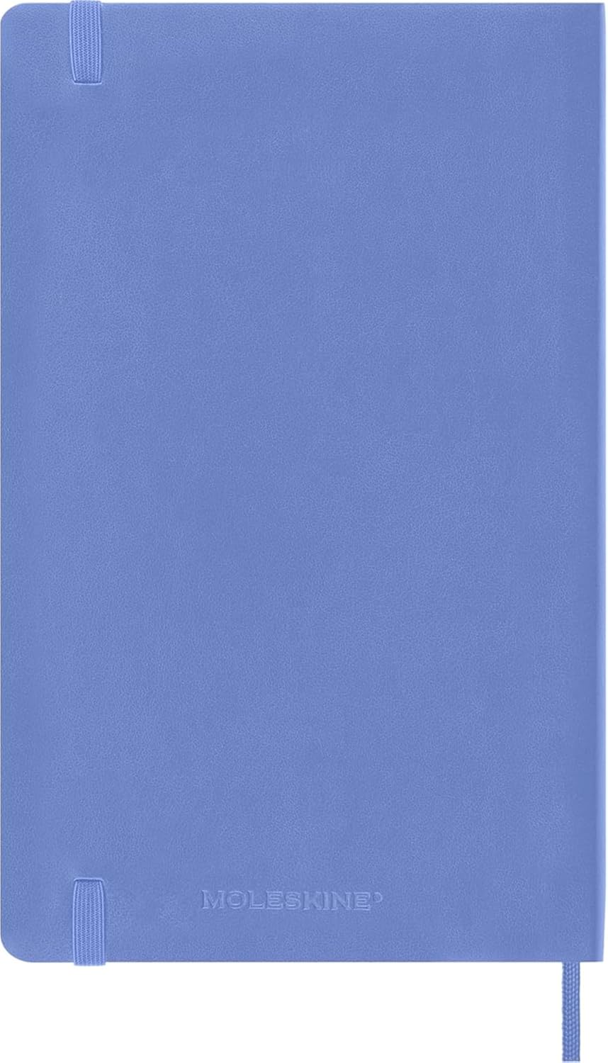 Detalle de Moleskine Classic Notebook — Ruled, Soft Cover, Hydrangea Blue (Large) 13 x 21 cm, 240 Pages