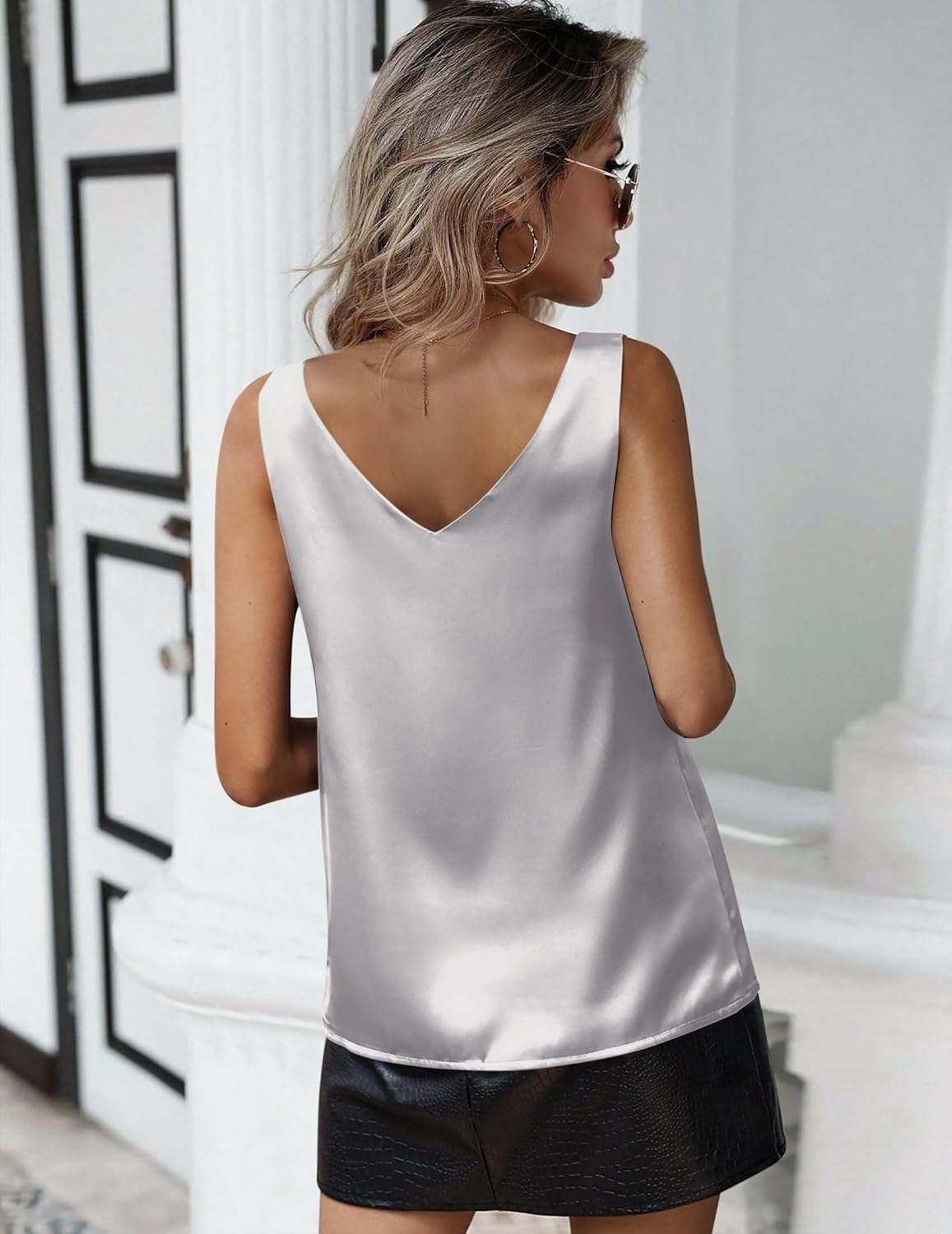 Detalle de Zeagoo Canotta da Donna in Raso Senza Maniche: eleganza estiva con scollo a V e doppio strato sul busto