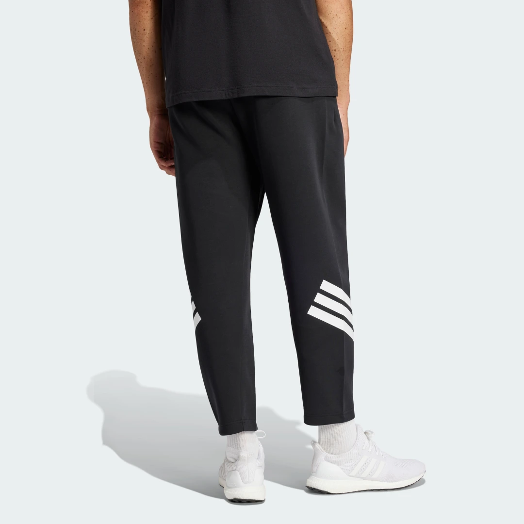 Detalle 2 de Adidas Pantalón Future Icons Pocket 3 bandas negro