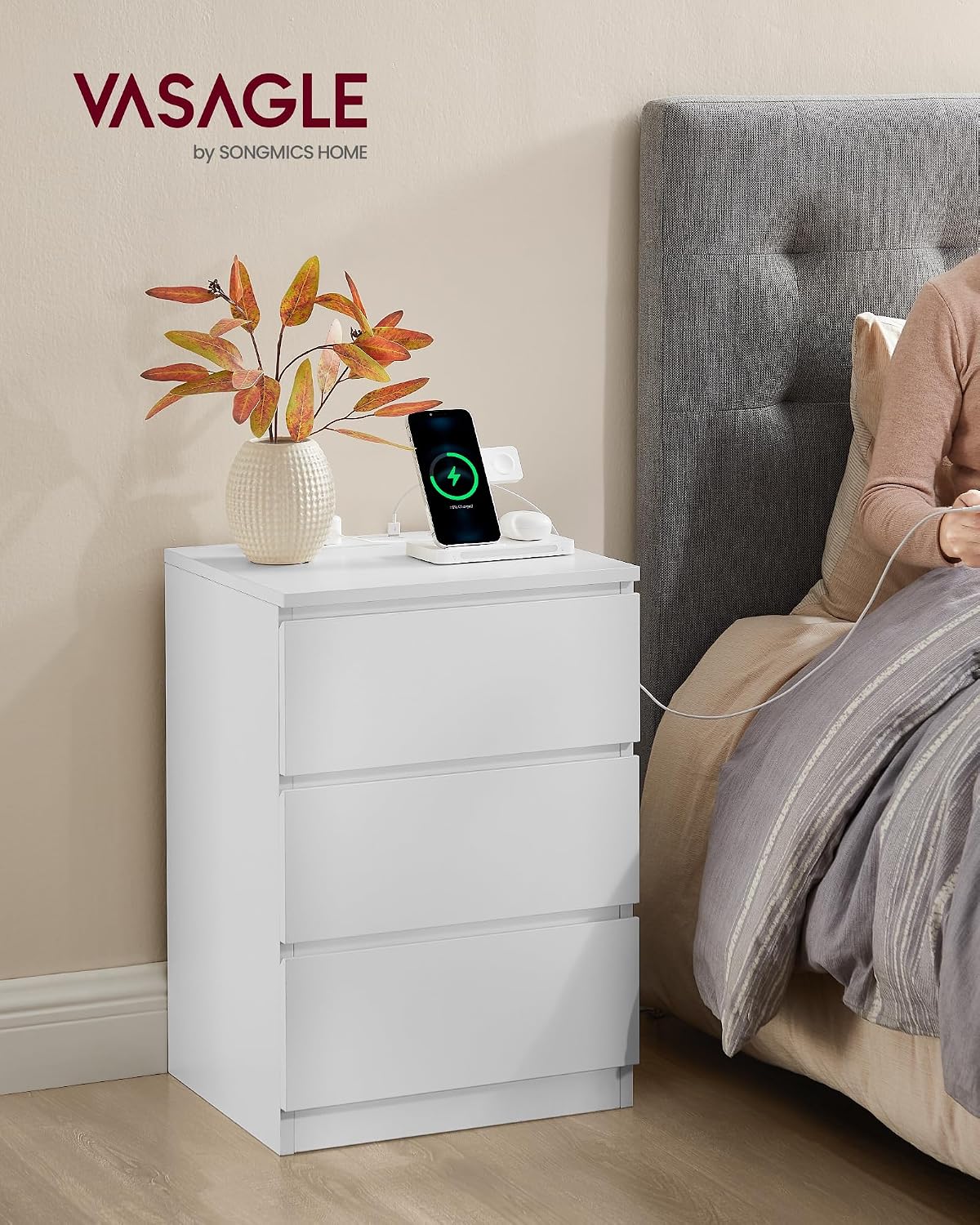 Detalle de VASAGLE KAILYN LET631W15 Bedside Table, 3 Drawers, 2 AC Outlets and 2 USB Ports