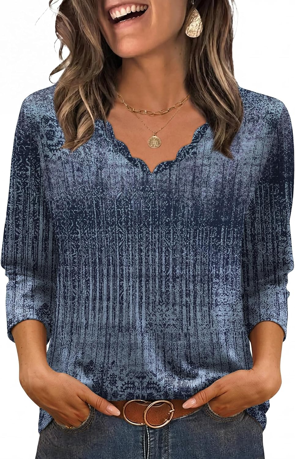 Detalle de WIHOLL 3/4-Sleeve Women's Blouse with V-Neck, Scalloped Neckline and Curved Hem