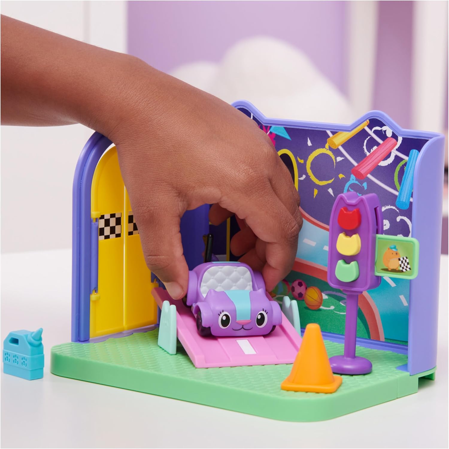 Detalle de Gabby et la Maison Magique – Pièce La Salle De Jeu Chabriolette (1 figurine + accessoires) – Jouet Gabby Dollhouse