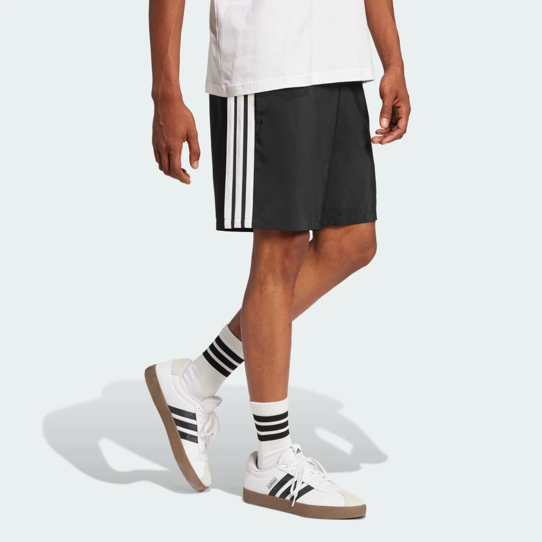 Detalle de Pantalón corto Essentials Chelsea 3 bandas de Adidas – negro