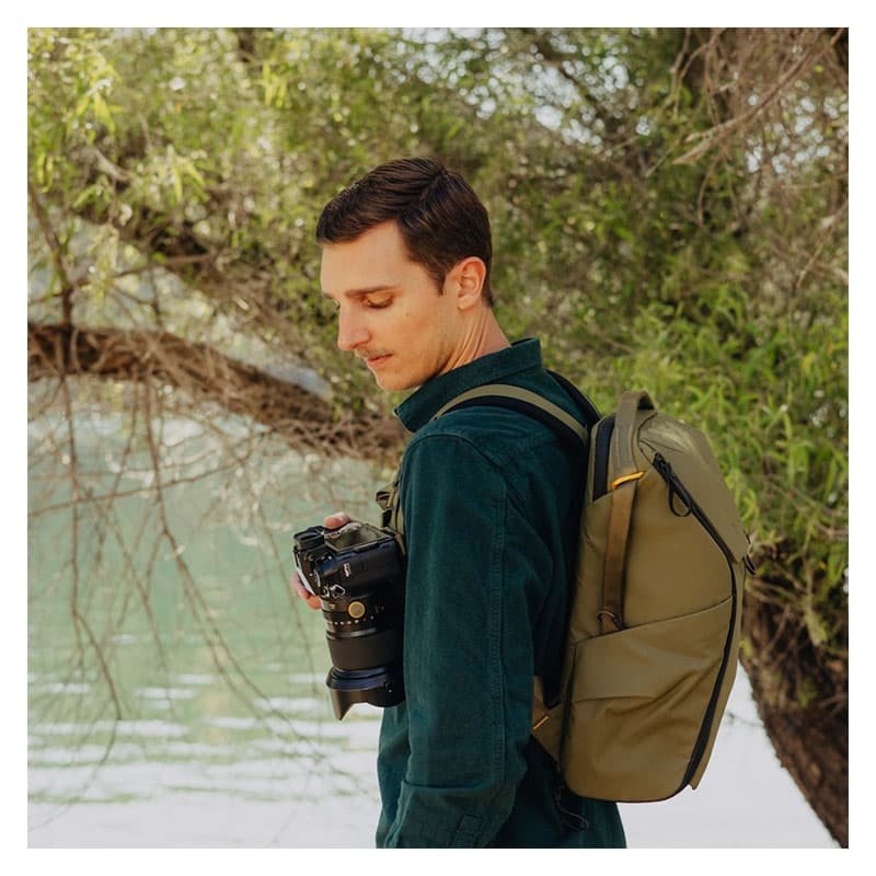 Detalle de Peak Design Everyday Backpack 20L Kelp (Bedb-20-kp-3) — mochila diaria para urbanitas y aventureros