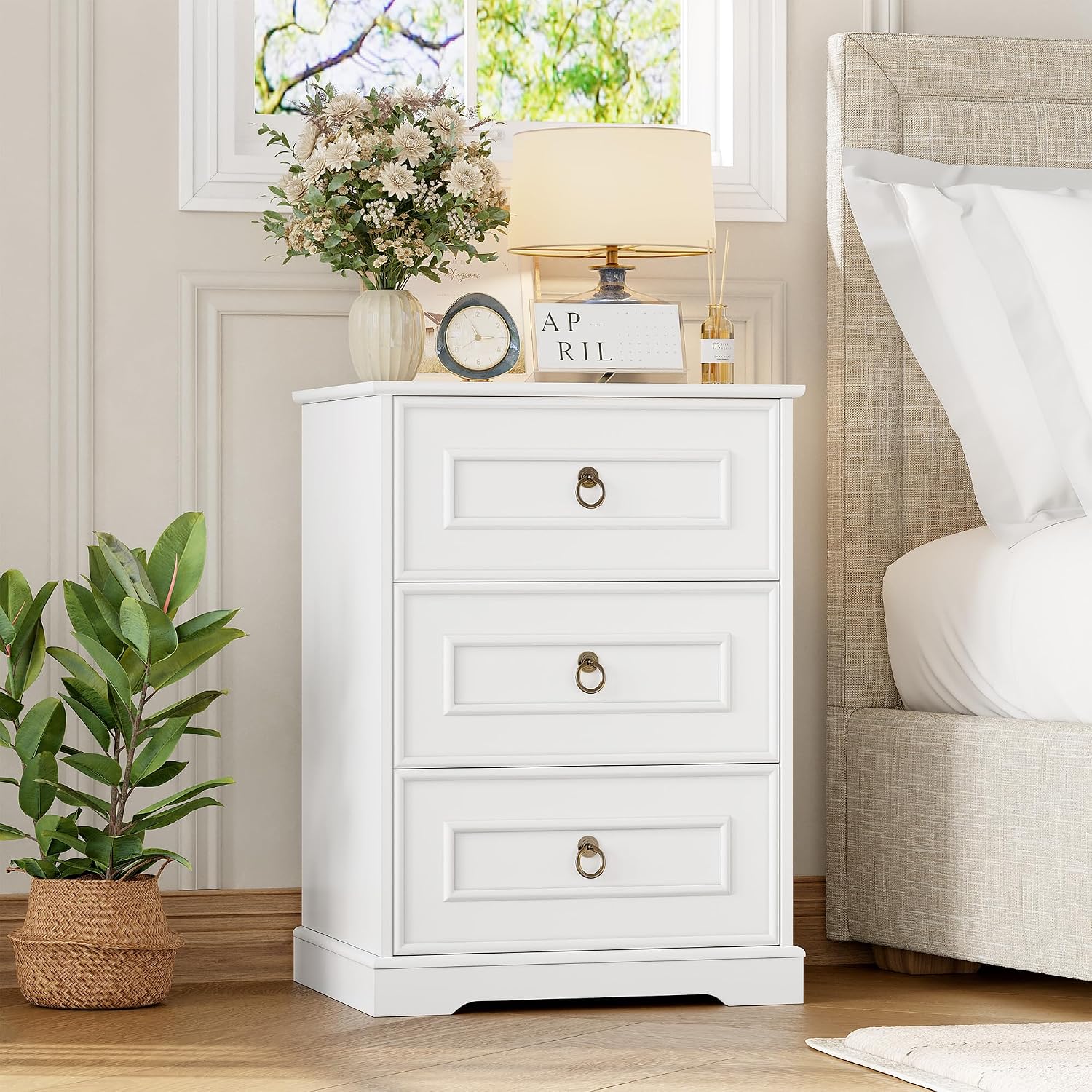 Detalle 2 de FOREHILL M312 – biały stolik nocny z 3 szufladami, 45,5 × 38 × 64 cm