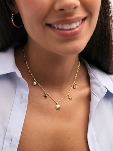Detalle 2 de SINGULARU Collar Mujer Marítima Baño Oro — delicadeza dorada con motivos marinos