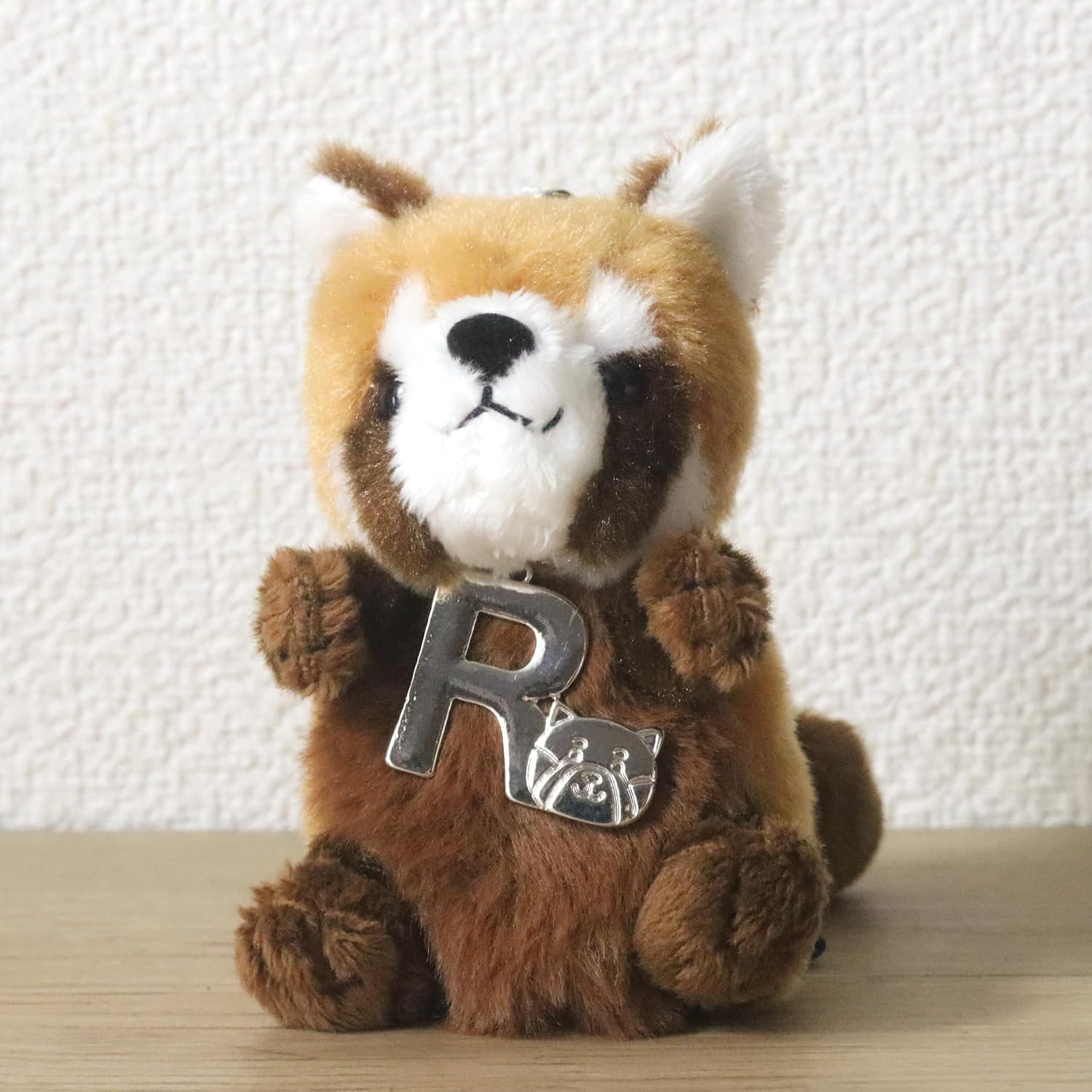 Detalle de テイクオフ 天使のいたずら レッサーパンダぬいぐるみストラップ イニシャルチャーム【R】