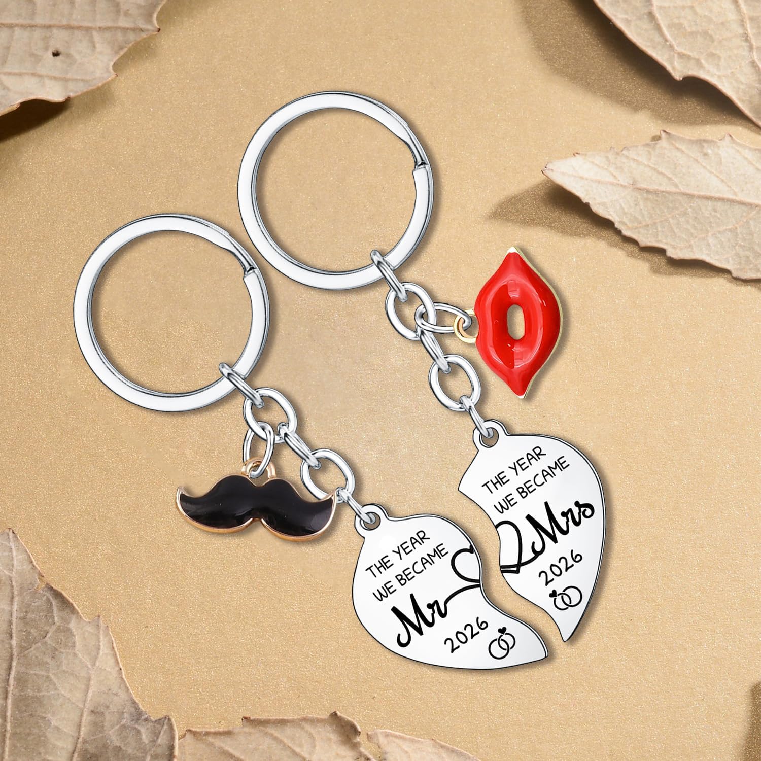 Detalle 1 de Waeceip 2Pcs Couples Matching Keyrings – The Year We Became Mr & Mrs 2026