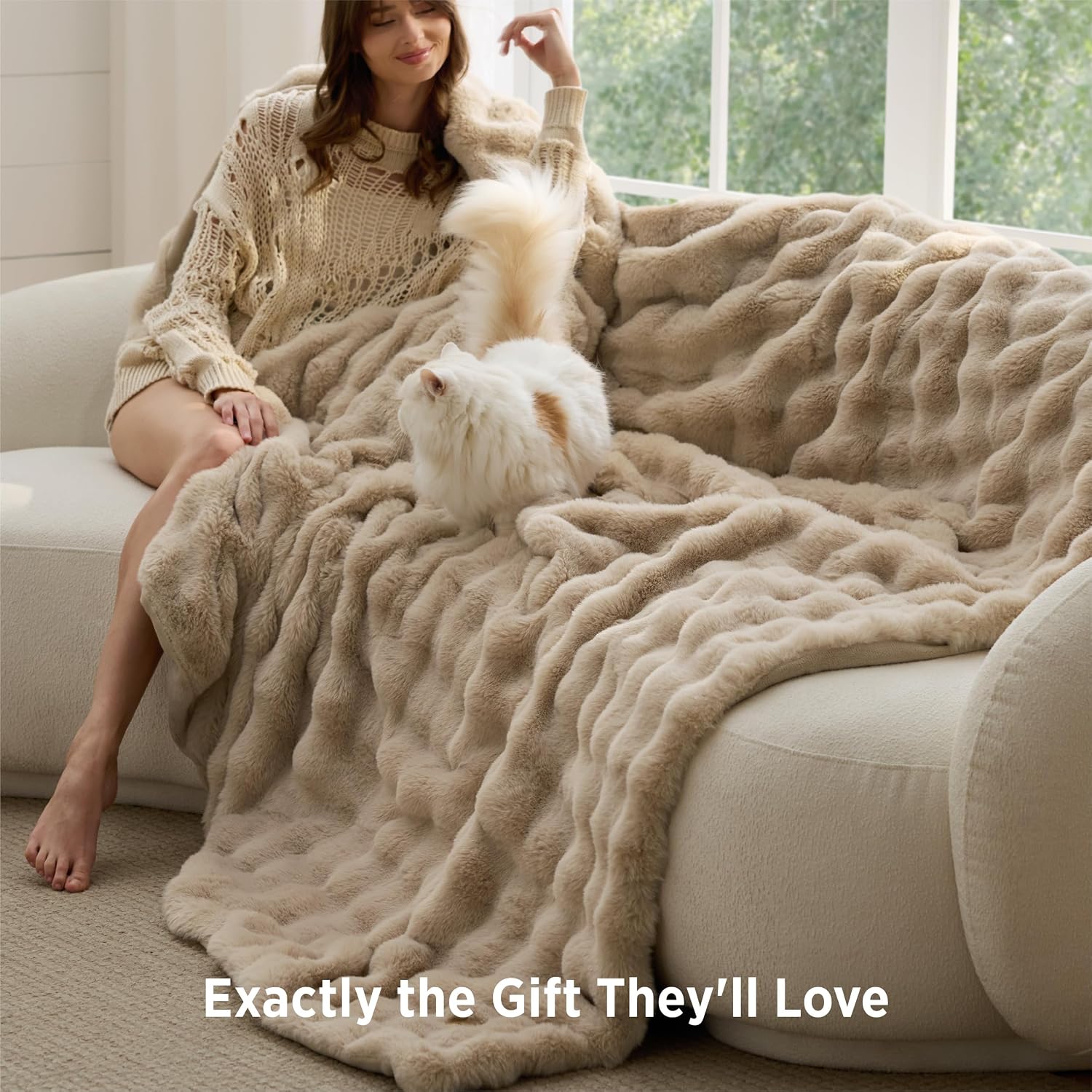 Detalle 1 de Bedsure Faux Rabbit Fur Blanket, Queen 90" x 90", Beige Bubble Plush