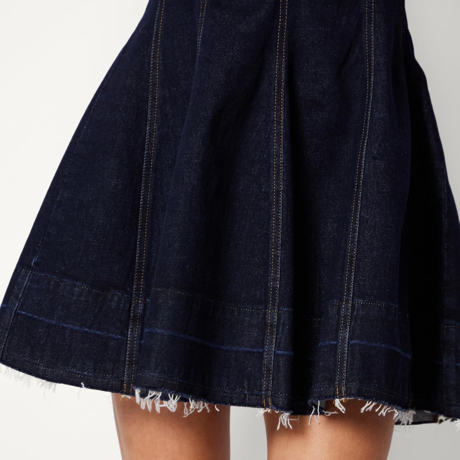 Detalle de Amazon Essentials Women's Fit & Flare Denim Mini Dress: A practical wardrobe staple