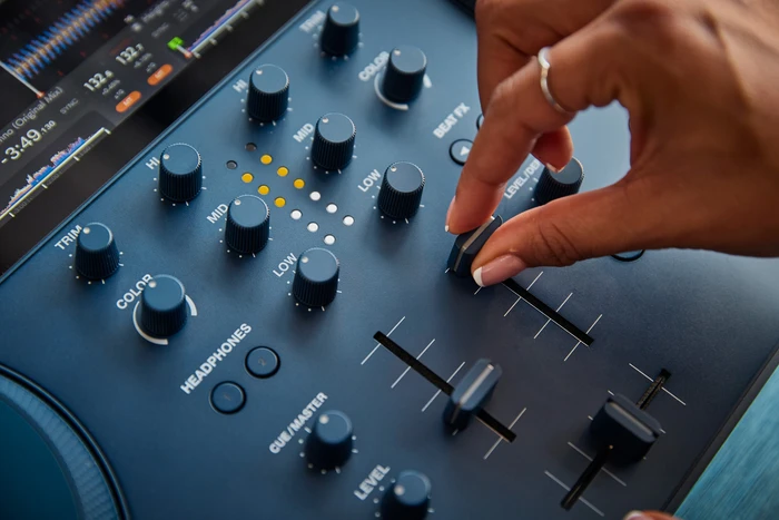 Detalle de AlphaTheta Omnis-Duo – Zweikanal-Controller mit Akku und Bluetooth