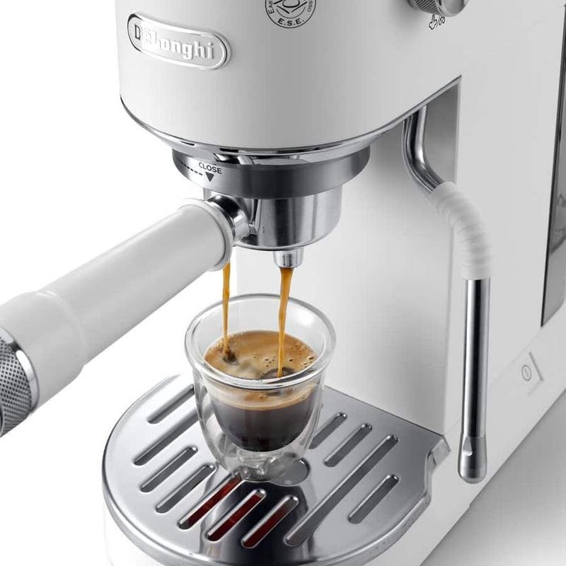 Detalle 2 de Delonghi Dedica Duo EC890.WI, cafetera espresso compacta de 15 bares con espumador y sistema Thermoblock