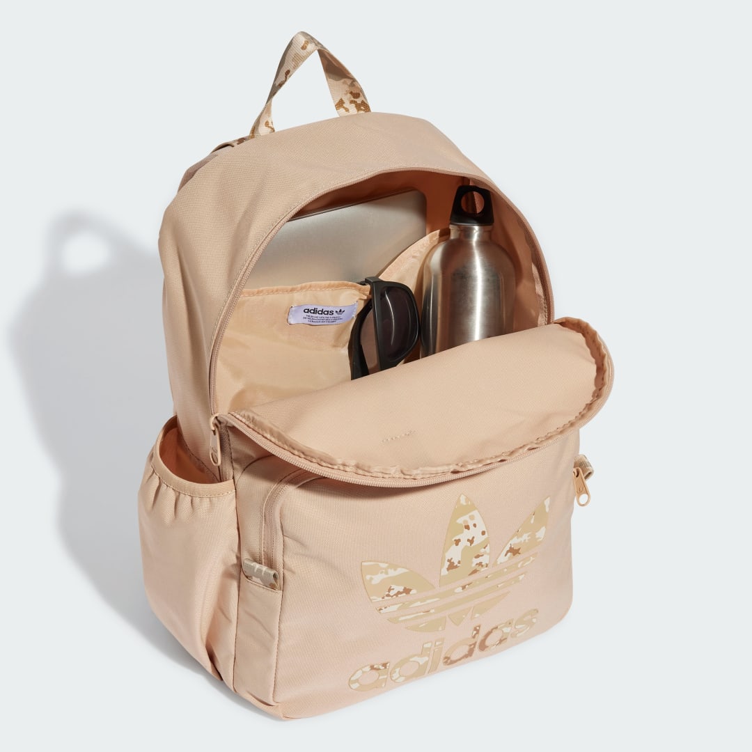 Detalle 2 de Mochila Camo Beige de Adidas: versátil y discreta para el día a día