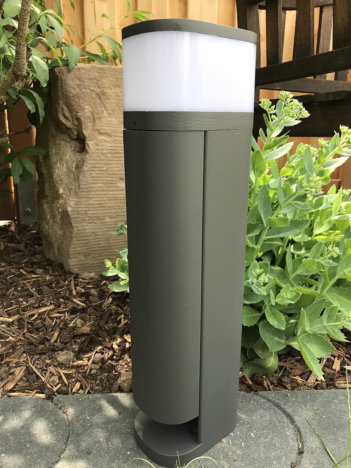 Detalle de BOLD Volo – aluminiowa kolumna ogrodowa z 2 gniazdami Schuko i czujnikiem zmierzchu