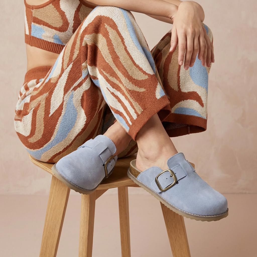 Detalle de CUSHIONAIRE Women’s Blain Genuine Suede Slip-On Clogs with Memory Foam & Chic Buckle Mule