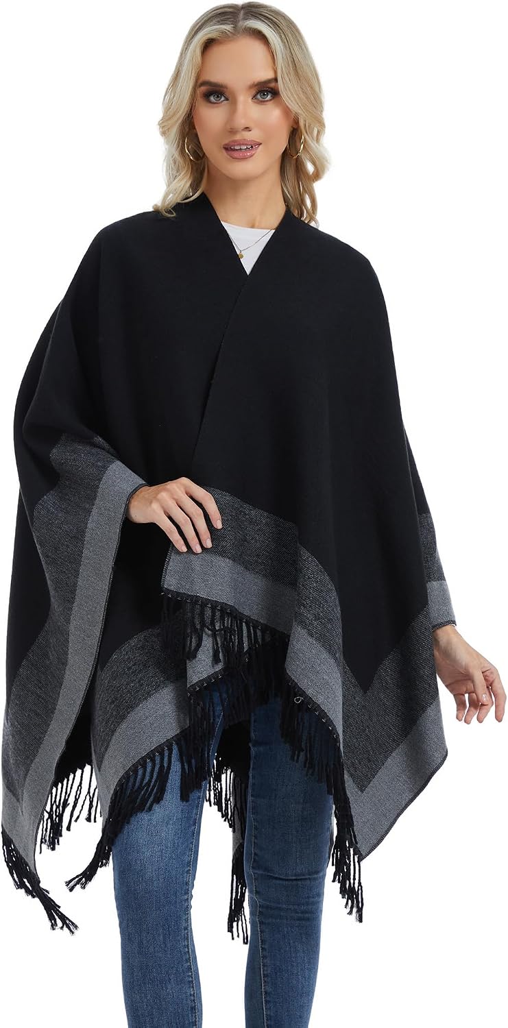 Detalle de coonis oversized damesponcho en stola, zacht en open model