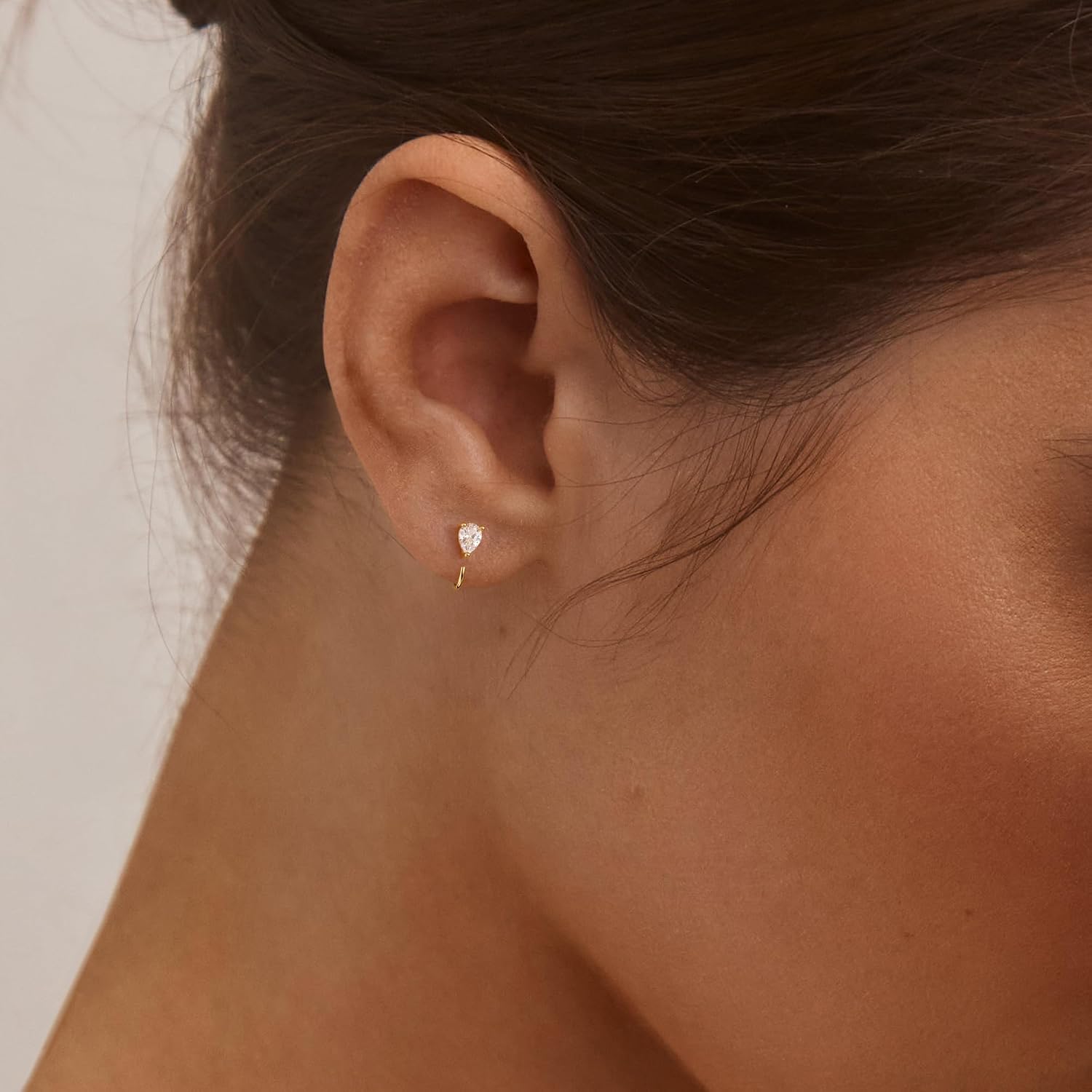 Detalle 2 de Carffordo Huggie Earrings in 925 Sterling Silver