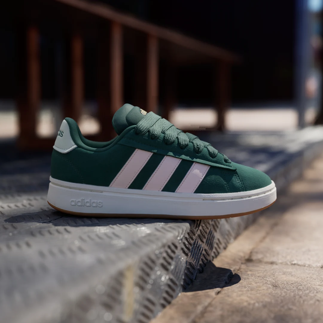 Detalle de Adidas Grand Court Alpha Verde – comodidad y estilo urbano