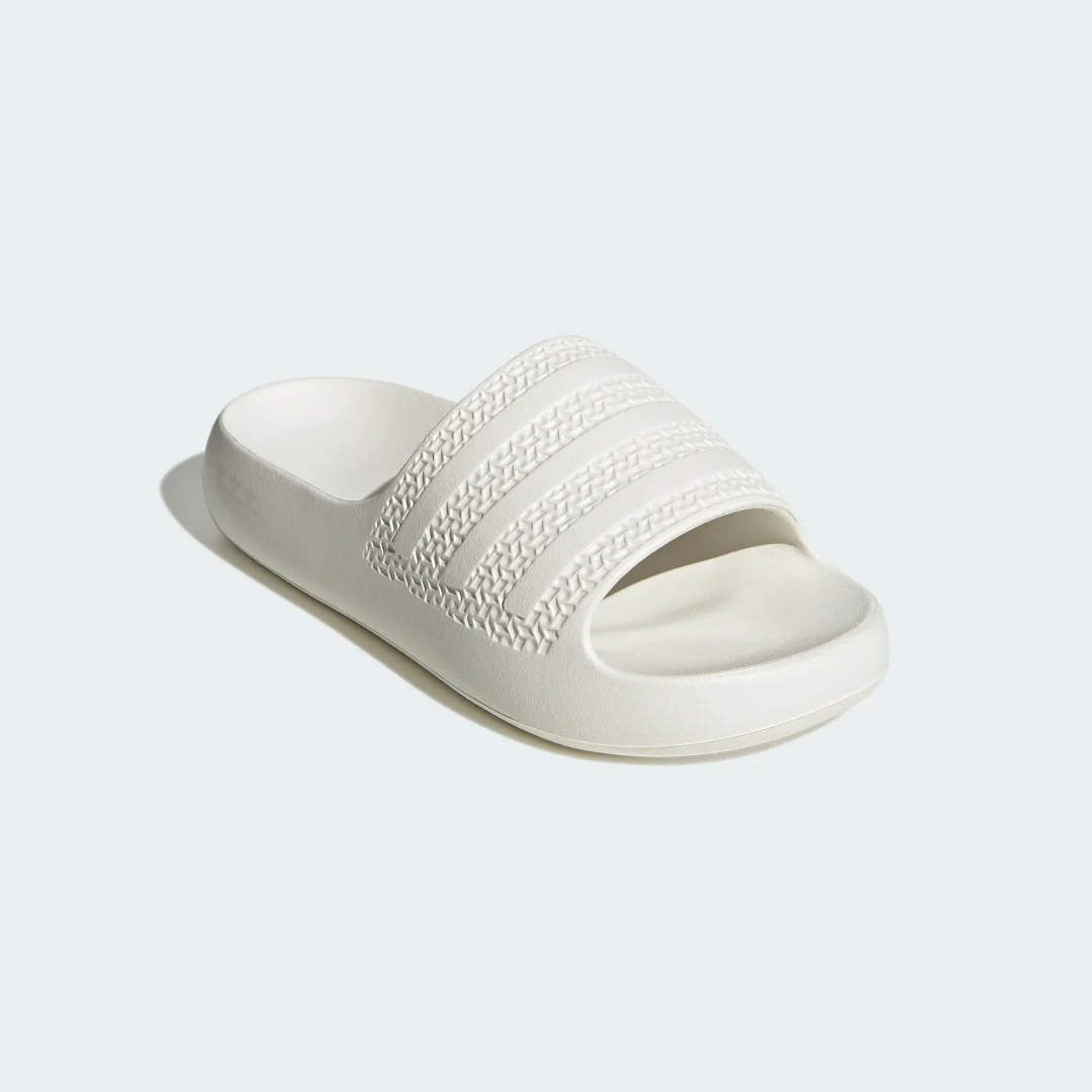 Detalle 2 de Adidas Chancla Adilette Ayoon en color blanco