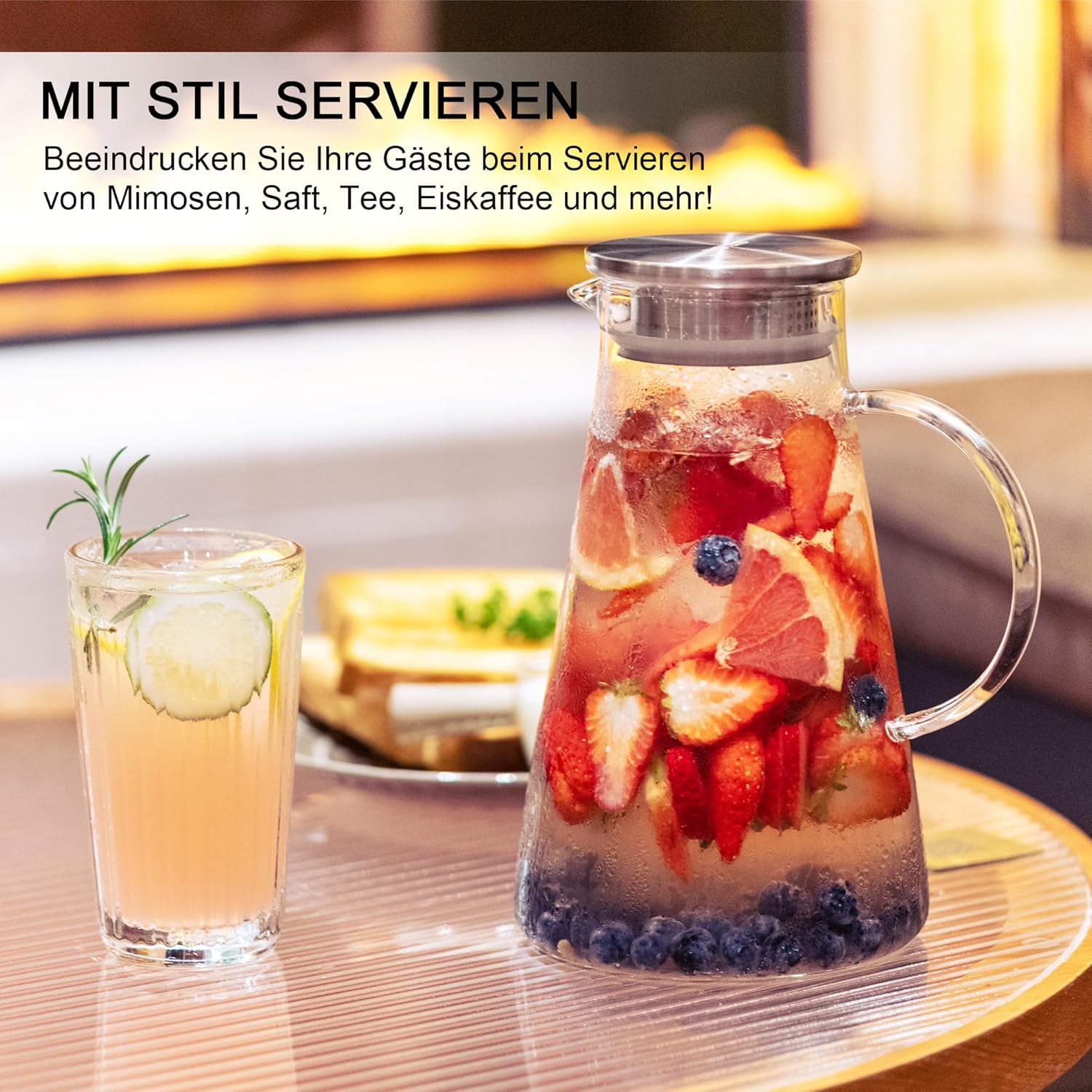 Detalle 2 de SUSTEAS 2 Liter Glas-Karaffe mit Deckel – Schwenkkaraffe für Selbstgemachte Getränke