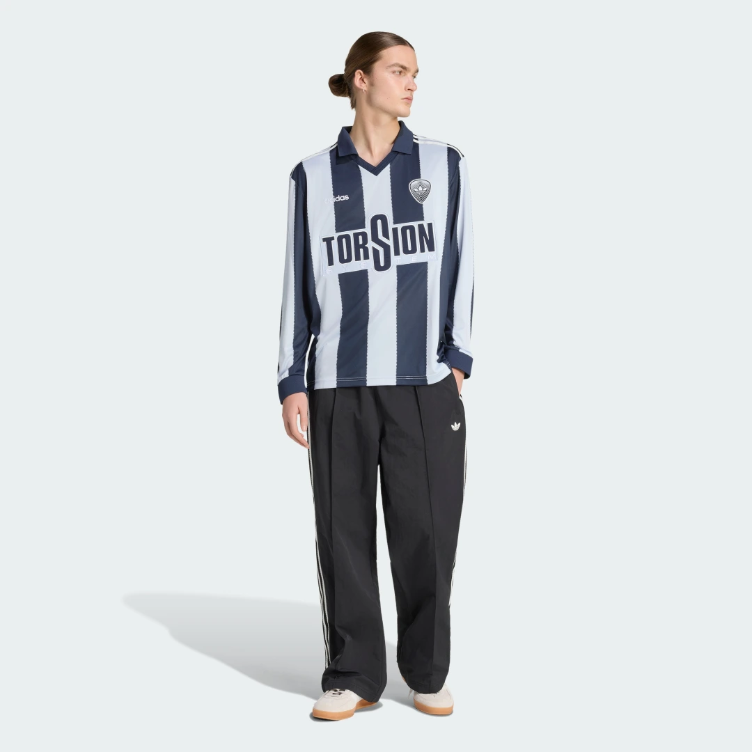 Detalle de Camiseta Britcore Adidas en Azul – uso diario con sello de la casa