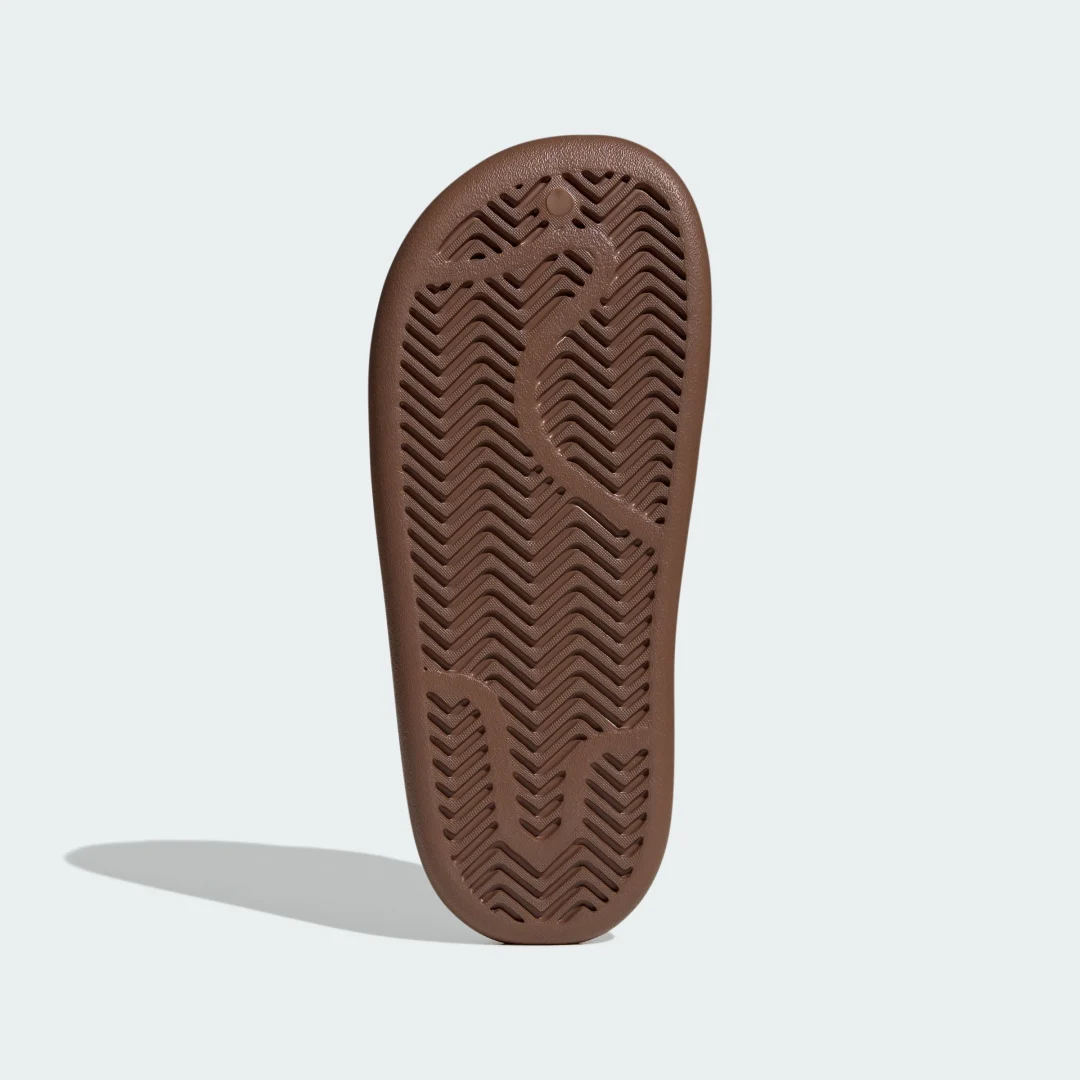 Detalle de Adidas CHANCLAS ADILETTE 00s Marrón: comodidad casual para uso diario