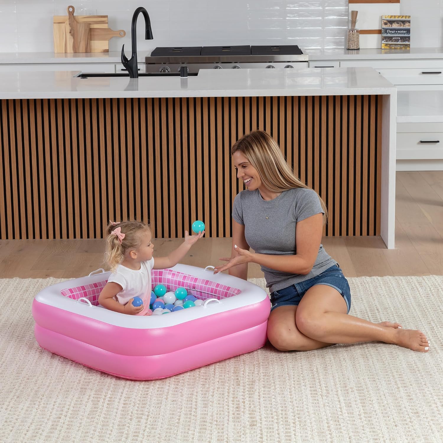 Detalle 2 de 3-in-1 Inflatable Baby Pool, Bathtub & Ball Pit for Toddlers 1-3 with Safety Grip Handles and Soft Floor (34" x 10")
