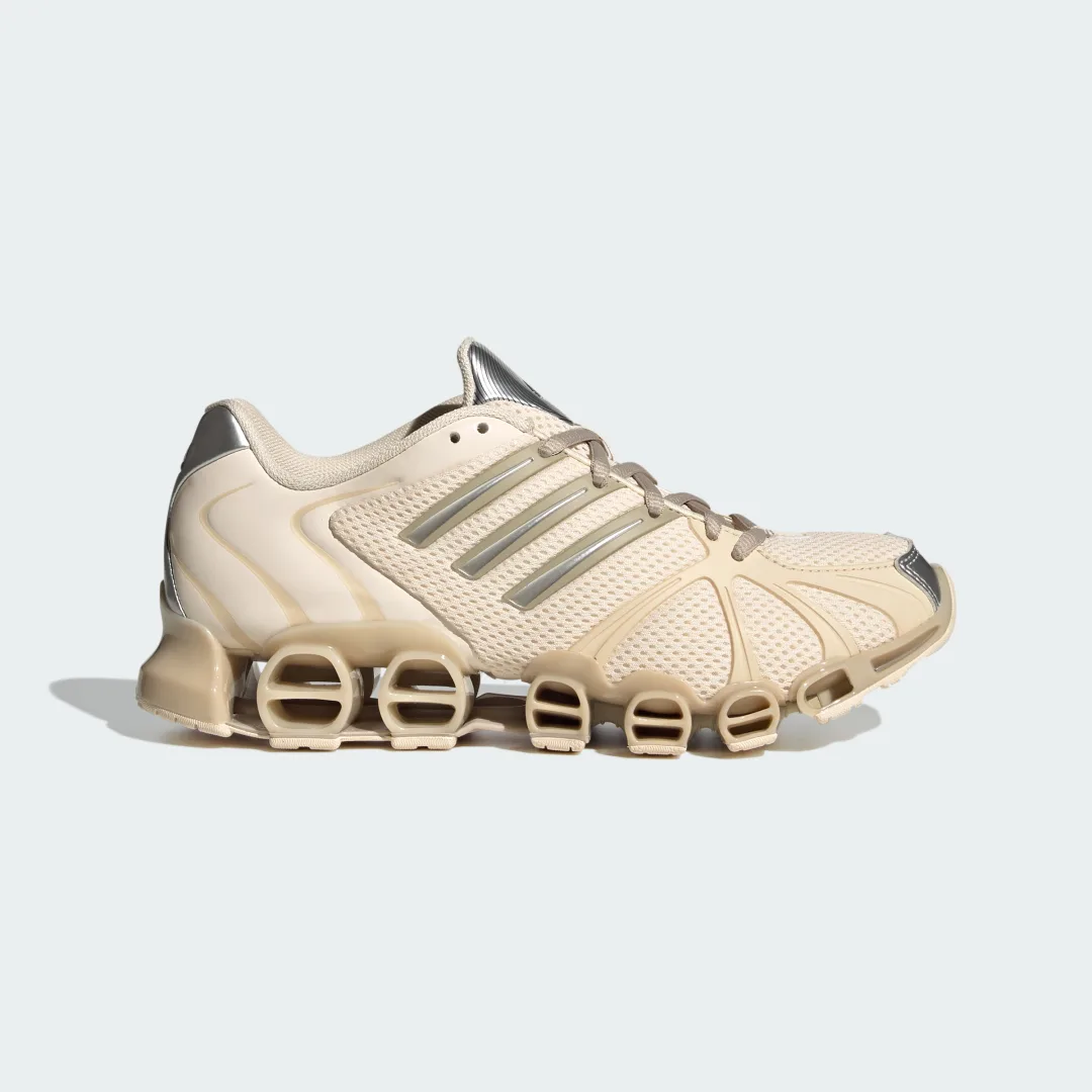 Detalle de Zapatilla Mega Ghostride de Adidas: estilo y comodidad para el día a día