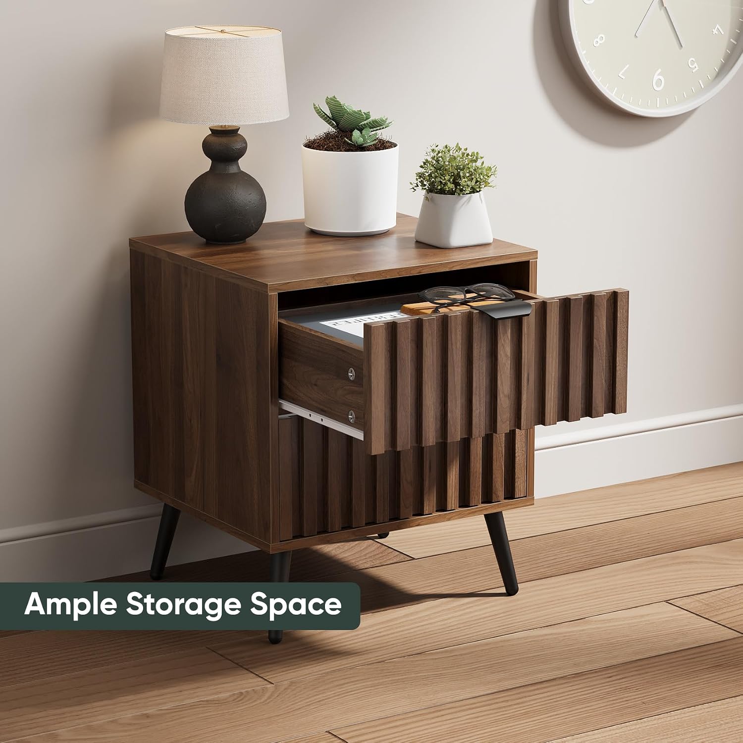Detalle de Walnut nightstand with fluted drawer