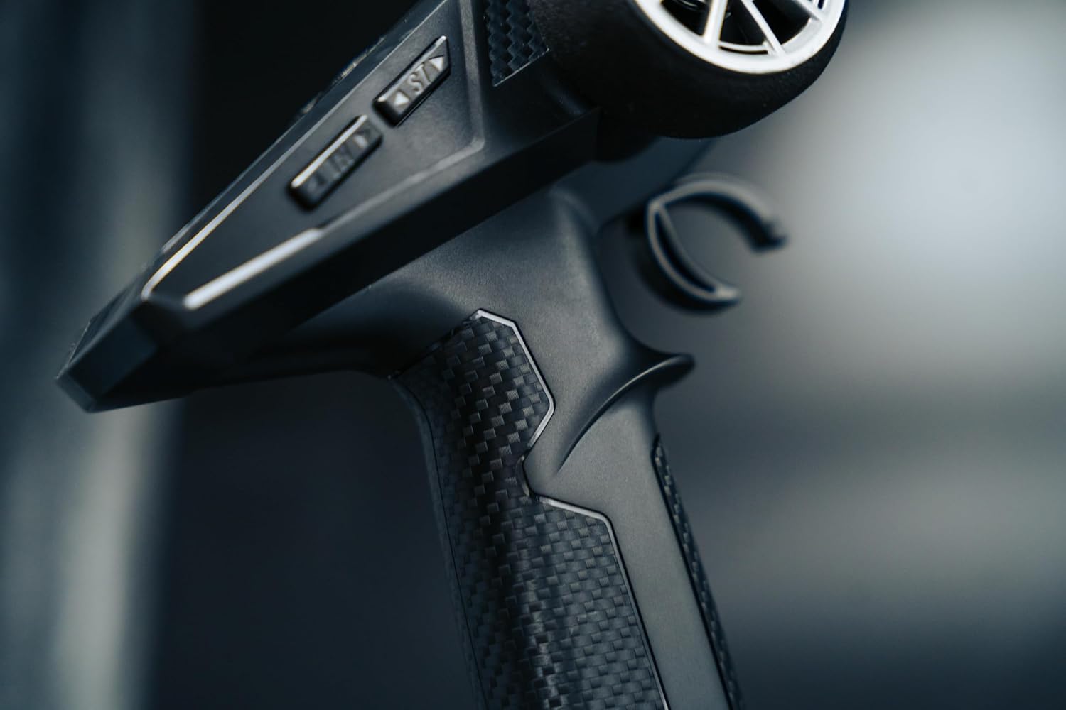 Detalle de Carson FS 4K Reflex Wheel Pro 4 – aparatura RC 2,4 GHz LCD, 4-kanałowa