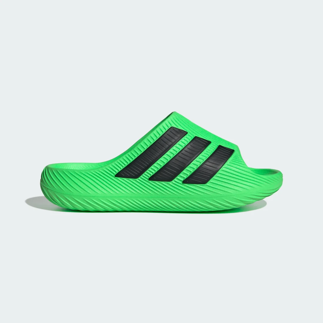Detalle de CHANCLA PURECHILL de Adidas: comodidad veraniega en verde, para uso diario y paseo ocasional