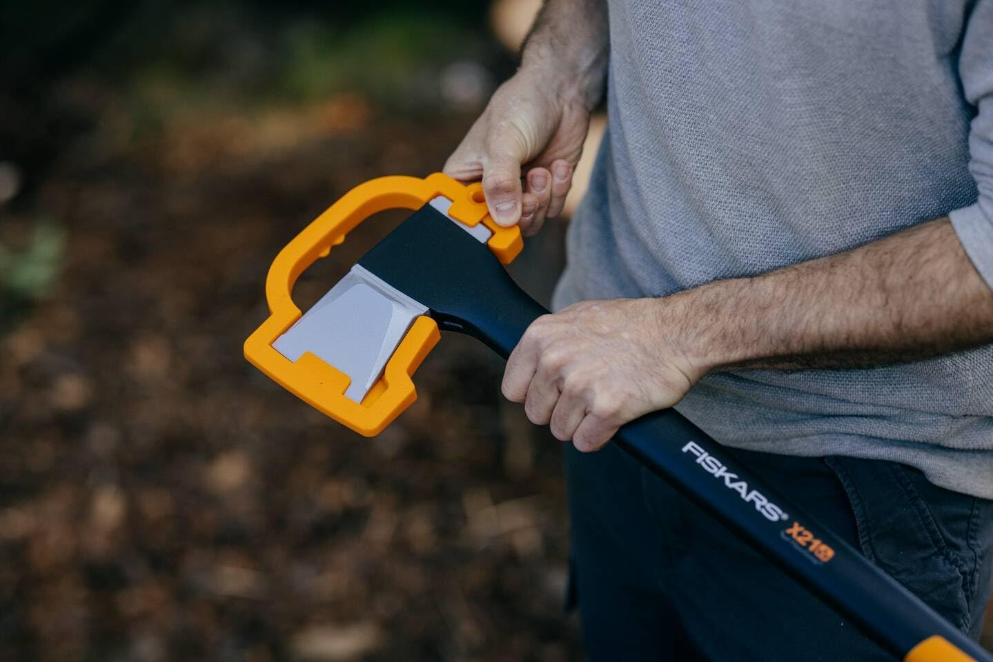 Detalle de Fiskars X21-L klyvyxa, 71 cm med belagt stålblad och skydd