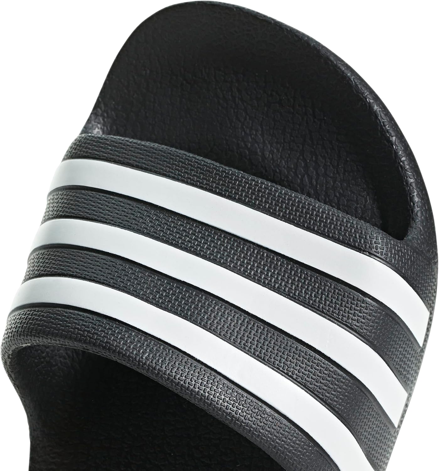 Detalle de Adilette Aqua Slides Kids de adidas: confort simple para pequeños y jóvenes