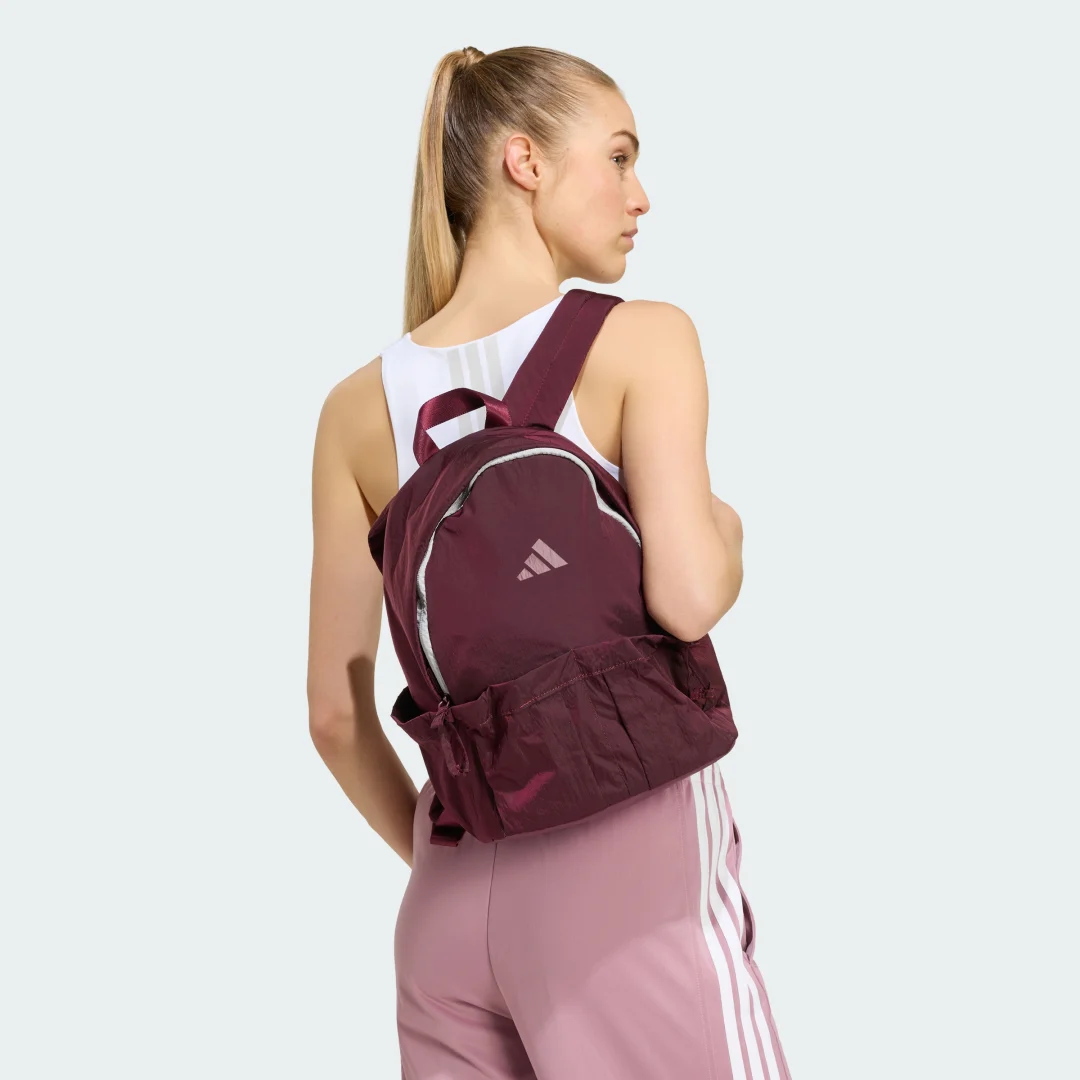 Detalle de Mochila Glow de Adidas: estilo Burgundy y uso diario con envío gratis