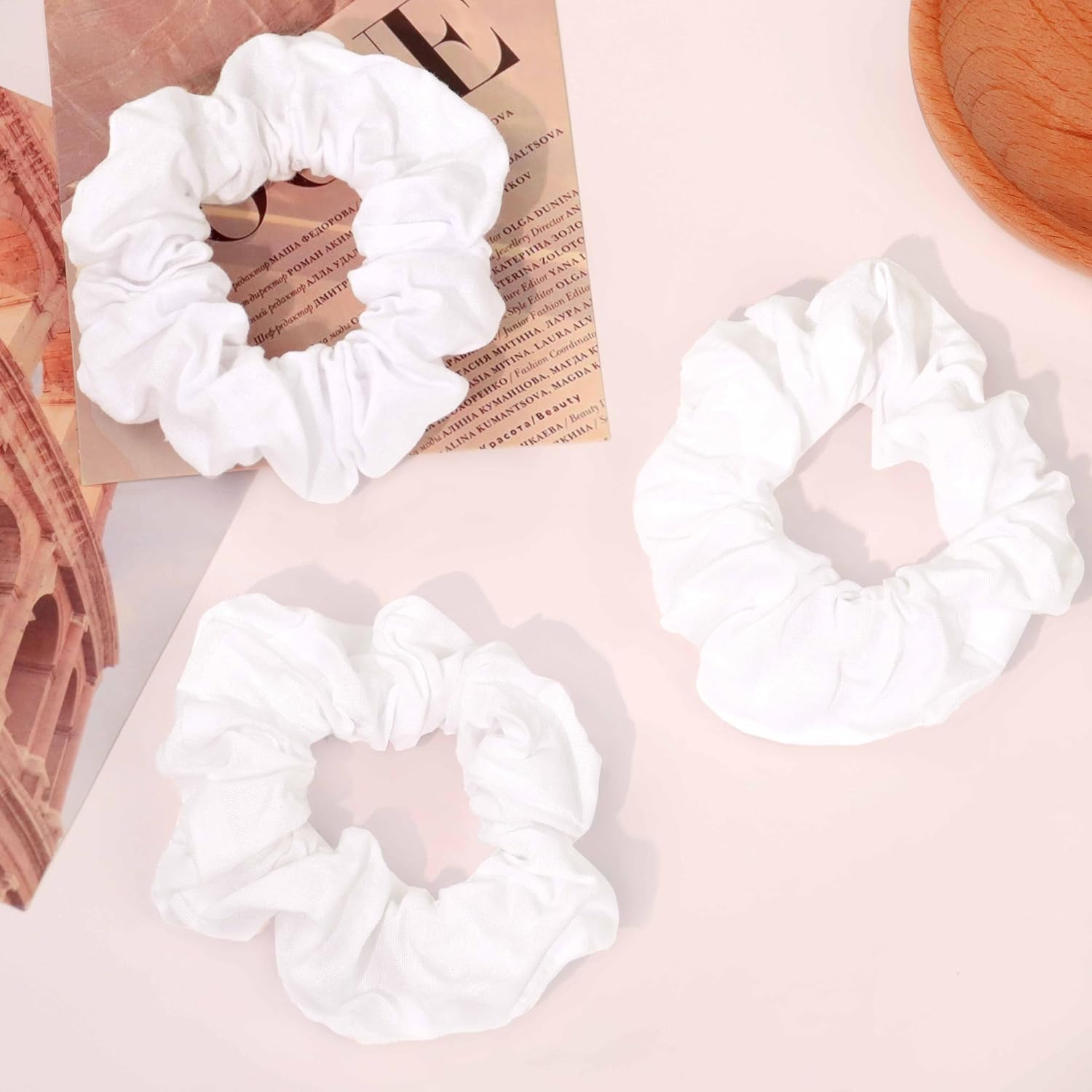 Detalle de Kavya Weiße Haargummis – Satin Scrunchies aus Baumwolle, 15 Stück
