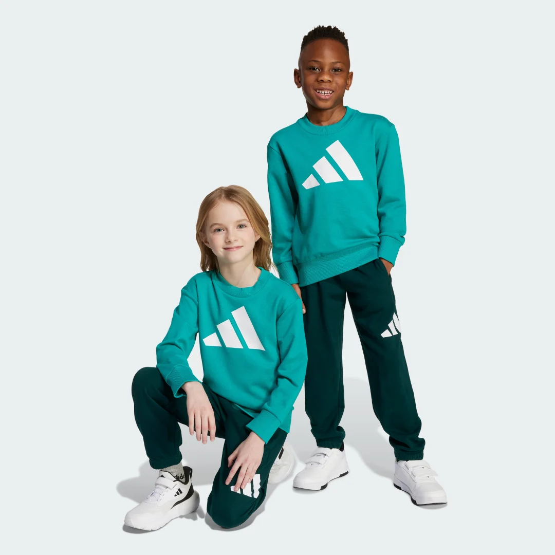 Detalle de Conjunto Essentials (Niños) de Adidas: sudadera y pantalón en verde
