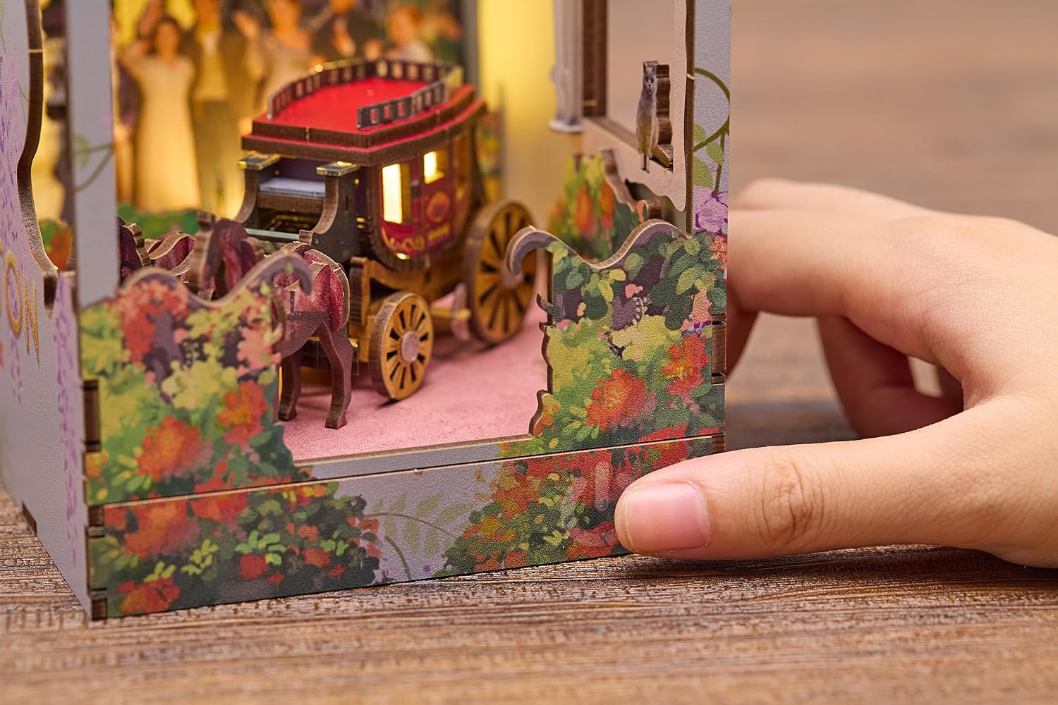Thumbnail 6 de Revell Tiny Adventures – Bridgerton Into The Light Book Nook avec éclairage LED
