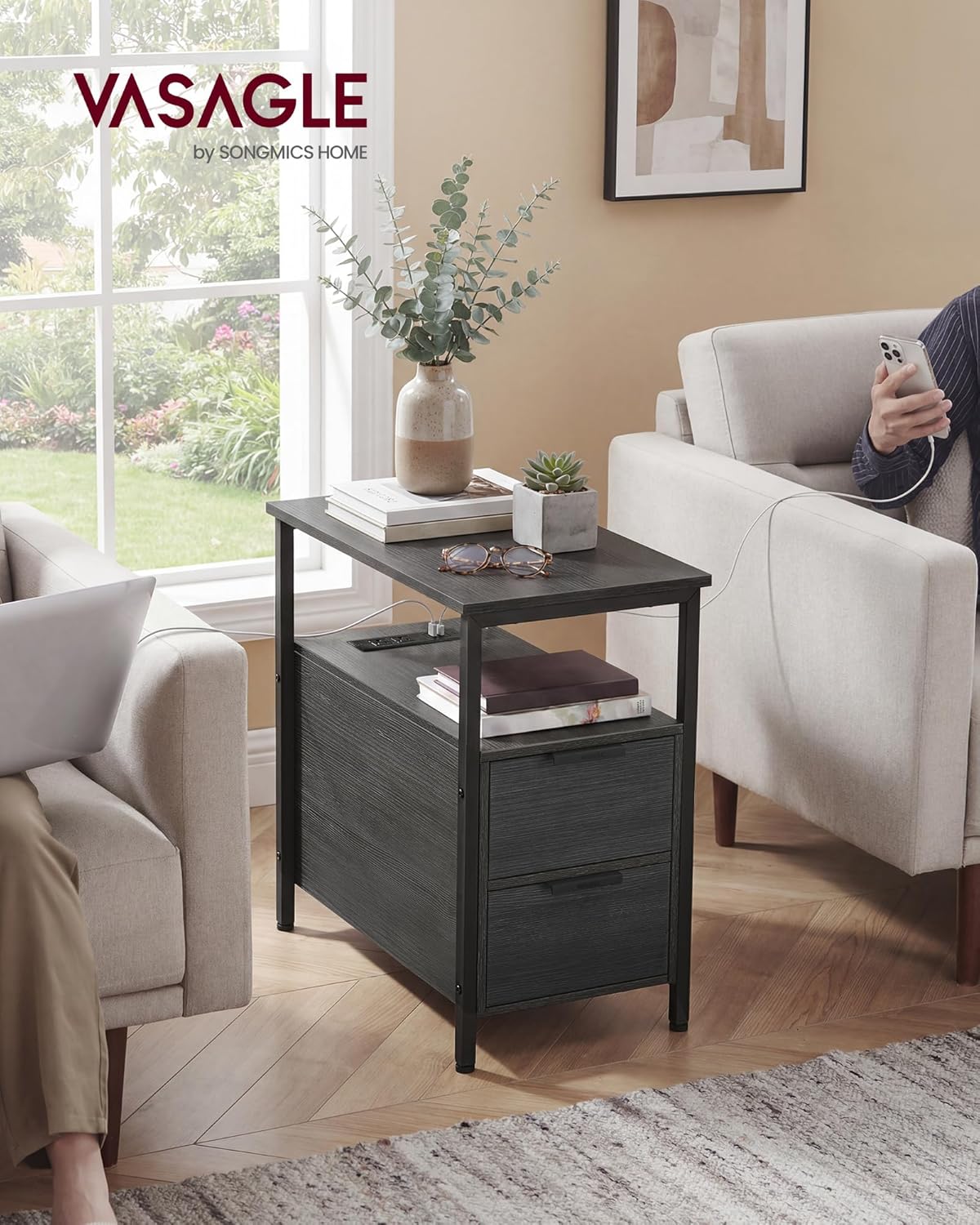 Detalle de VASAGLE ULET321B22V1S Side Table with Charging Station and 2 Drawers
