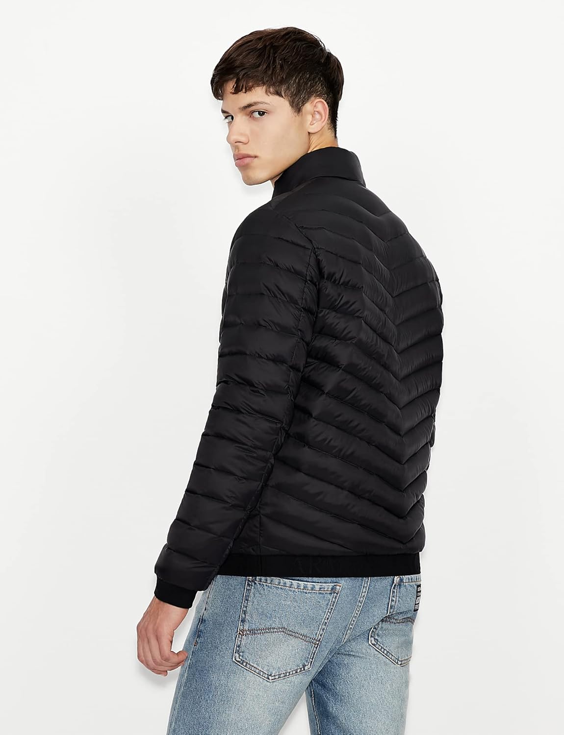 Detalle de Armani Exchange men’s Milano/New York logo down coat with hood