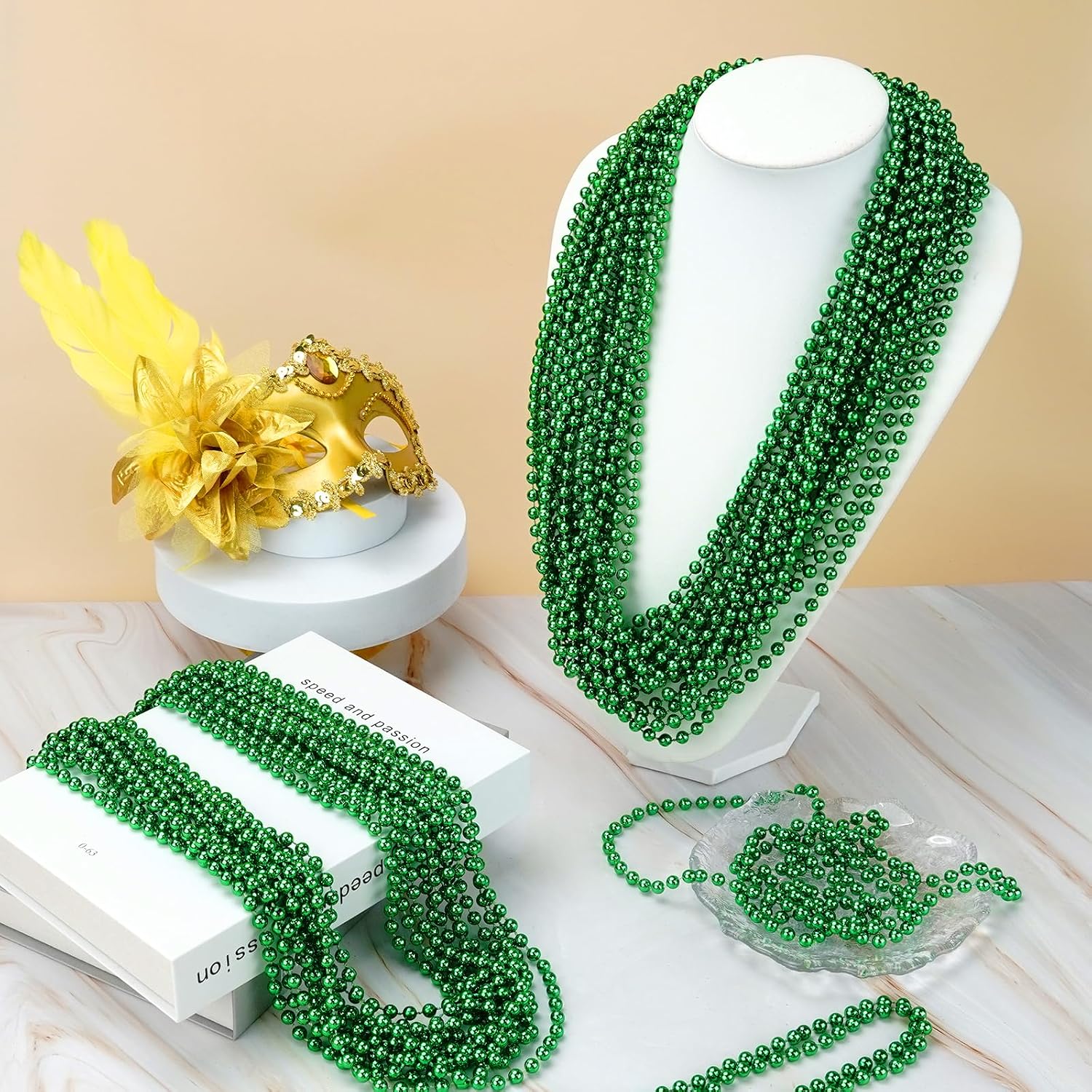 Detalle de YAXINRUI 120-Pack St. Patrick’s Day Green Bead Necklaces (33 in) for Mardi Gras Parties & Favors