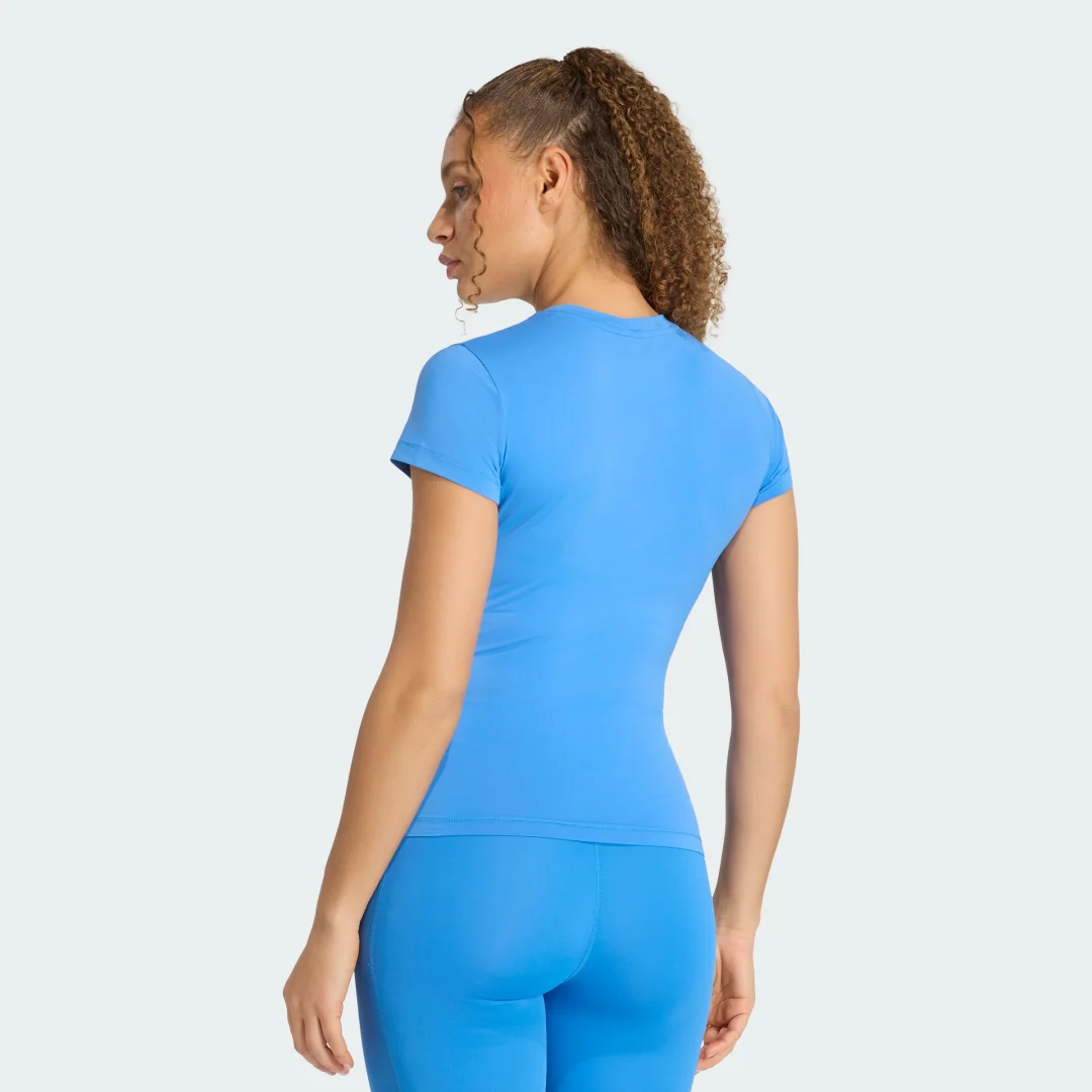 Thumbnail 1 de Camiseta PrimeLift Essentials Workout Contour de Adidas: comodidad y libertad de movimiento para tus entrenamientos