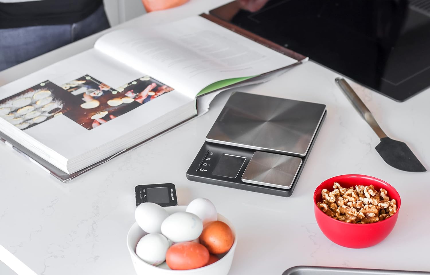 Detalle de KitchenAid KQ909G dubbele keukenweegschaal met glazen uitvoering en tarrafunctie