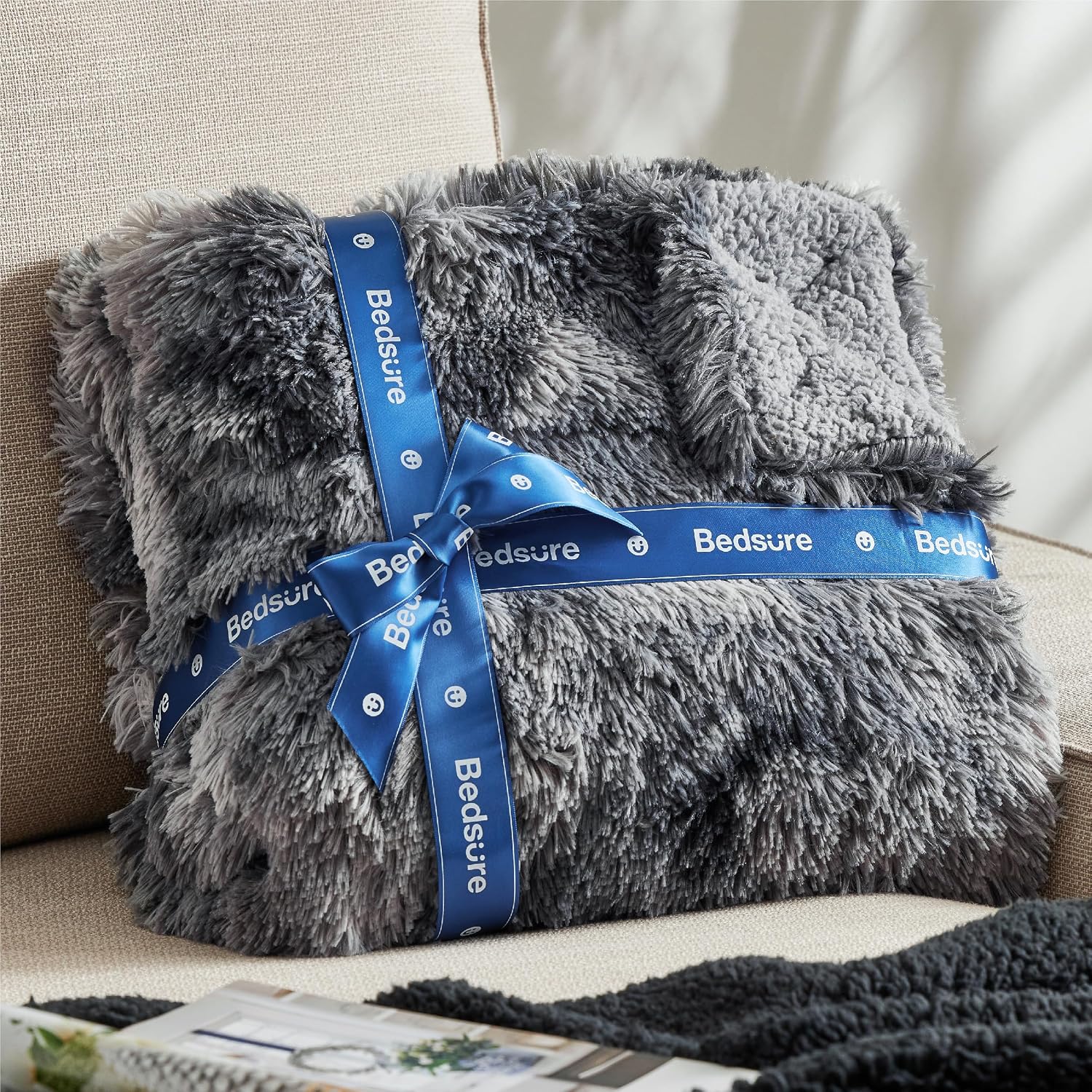 Detalle 1 de Bedsure FFB-2B Faux Fur Sherpa Throw Blanket, 50" x 60", Gray