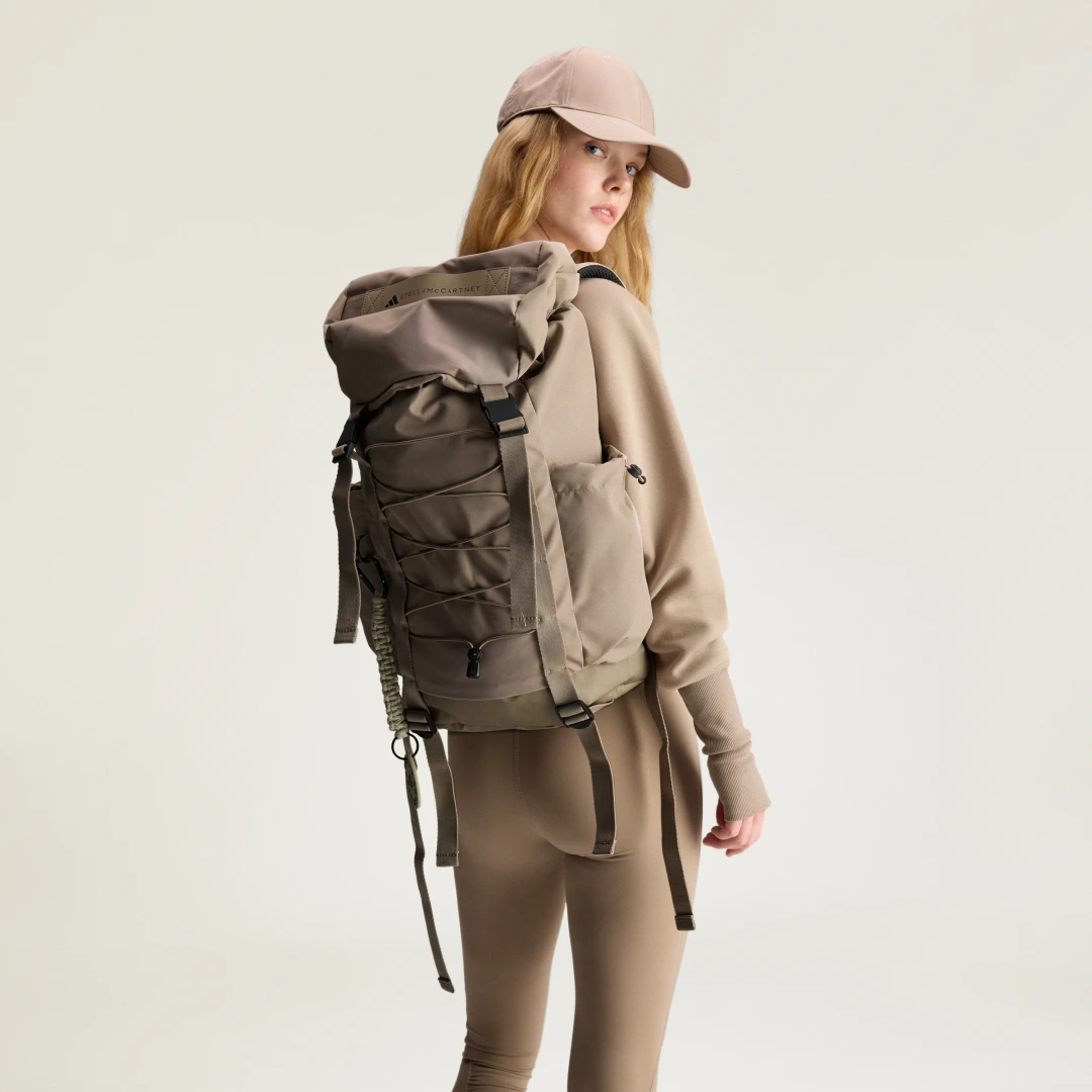 Detalle de Mochila adidas By Stella McCartney (color Marrón) – estilo sostenible con sello de diseño